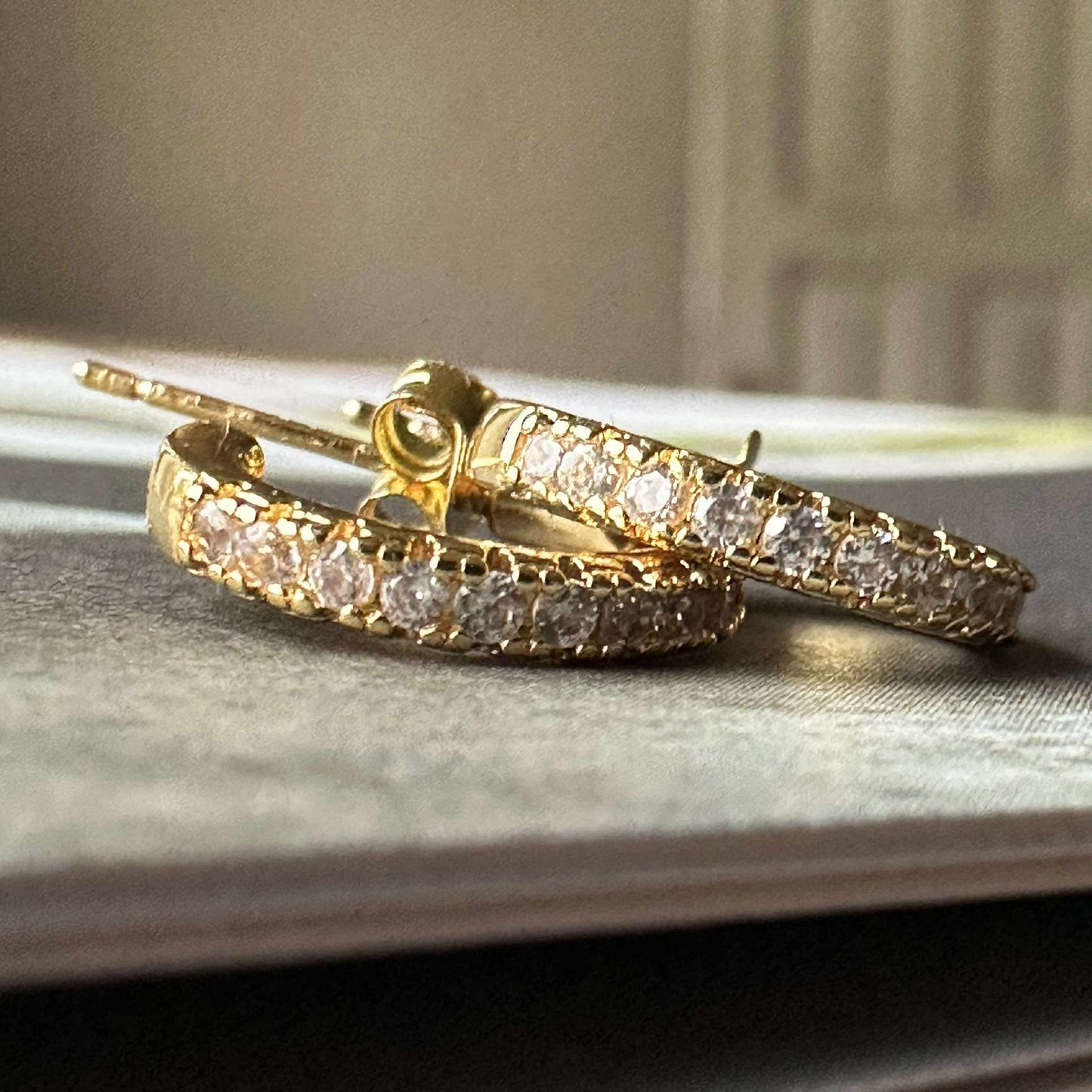 Øredobber IZA med klare zirkoner - forgylt