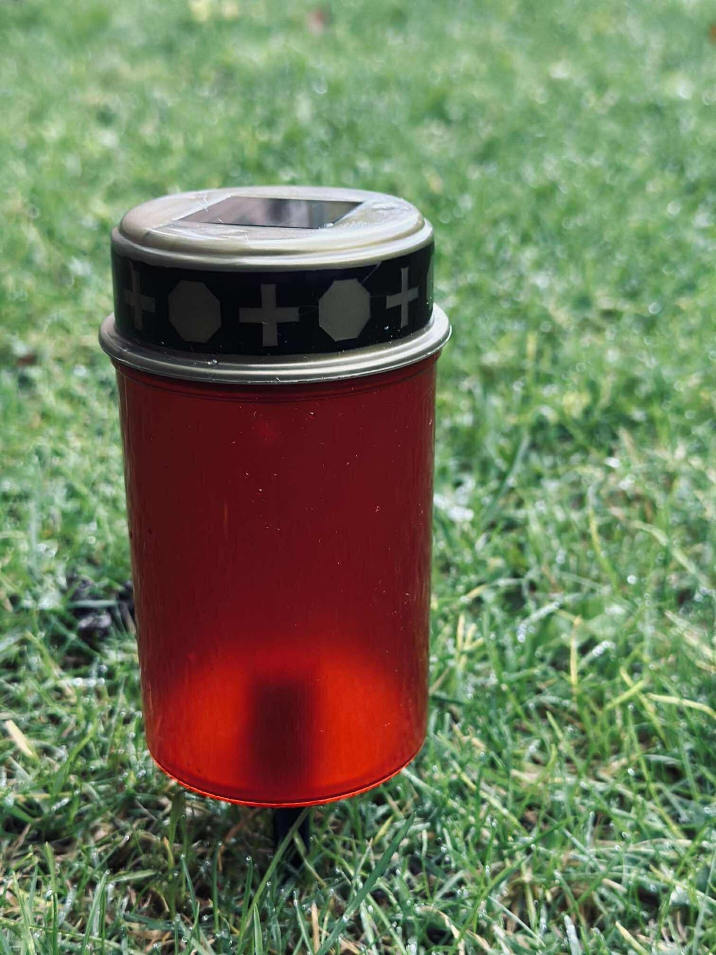 Gravlys med solceller - Rød