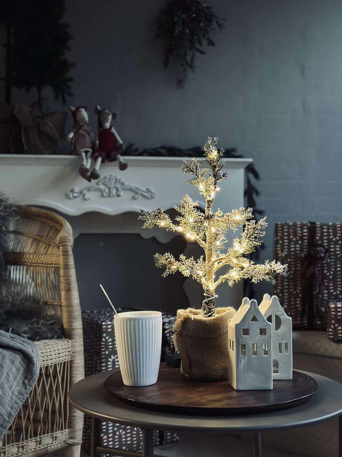Treet med kongler og lyskjede