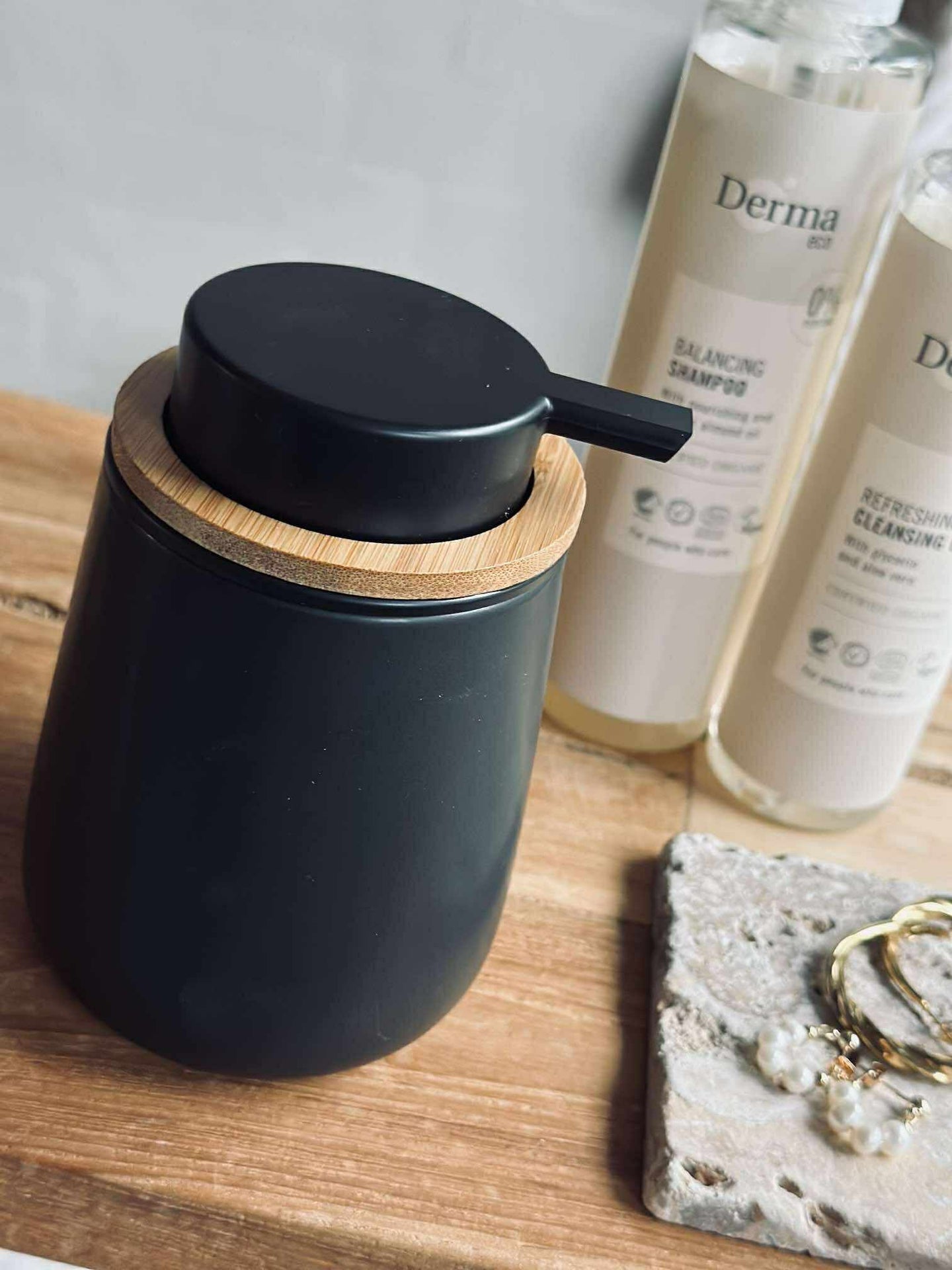 Dispenser med pumpe Svart - Dolomite