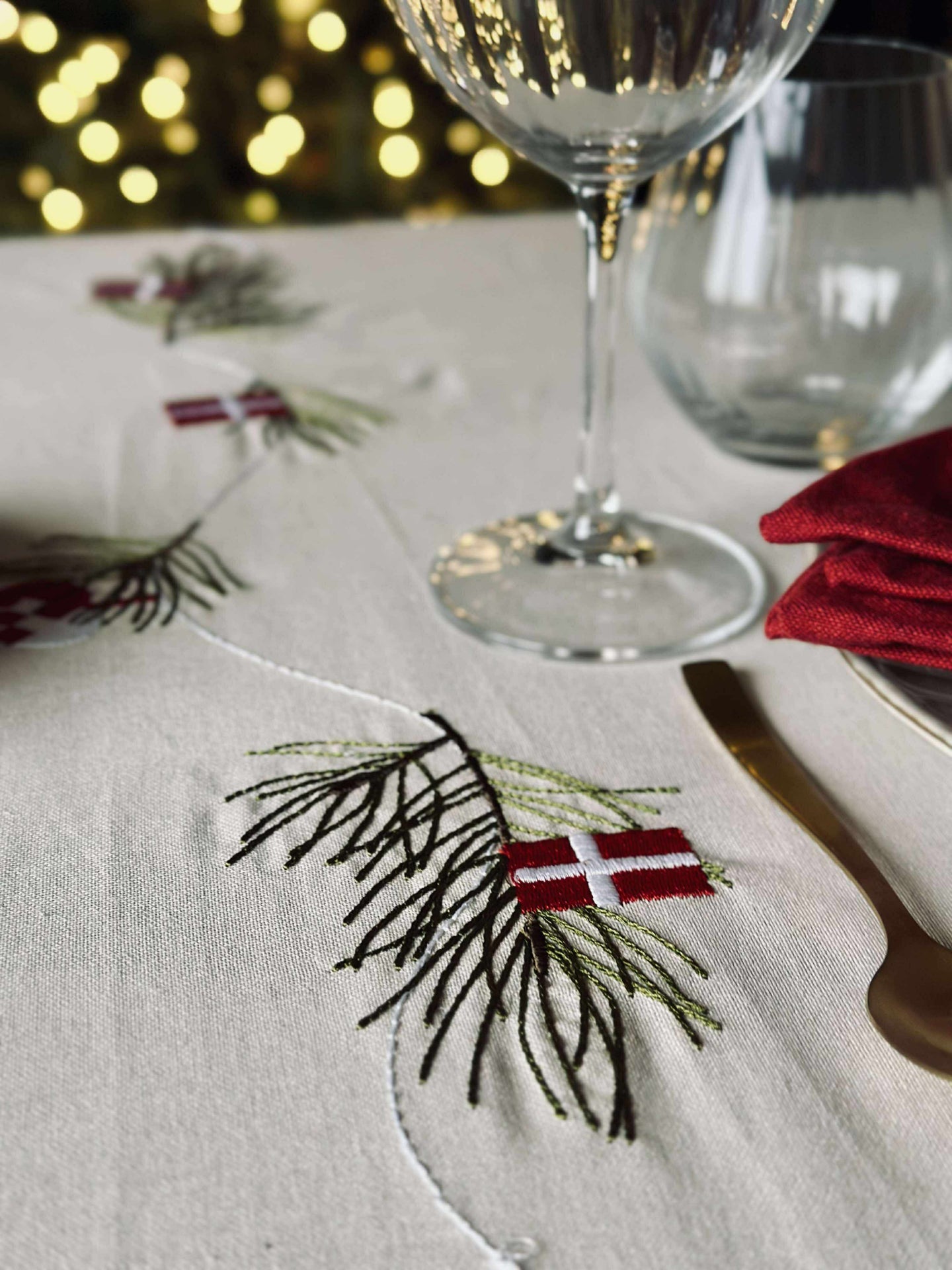 Juleduk 140 x 240 - Dansk jul med flagg og julehjerter