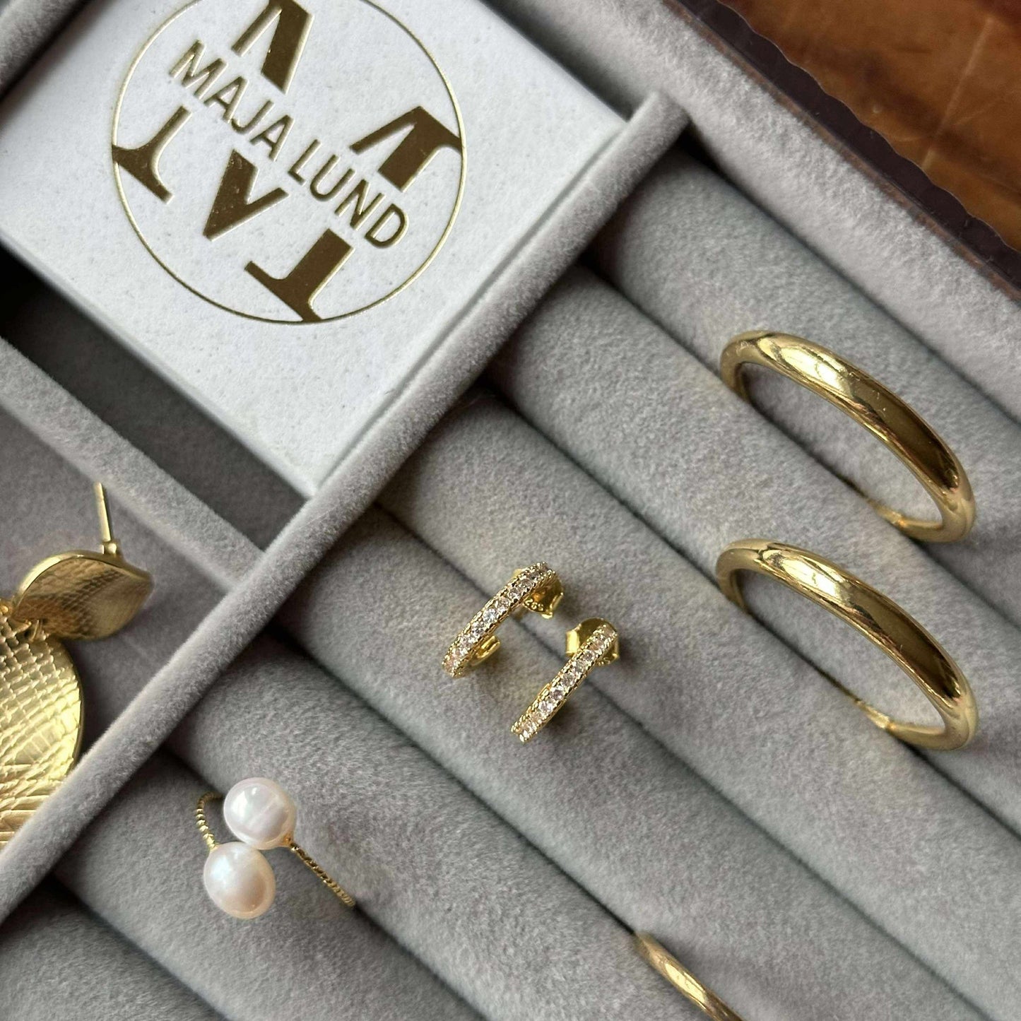 Øredobber IZA med klare zirkoner - forgylt