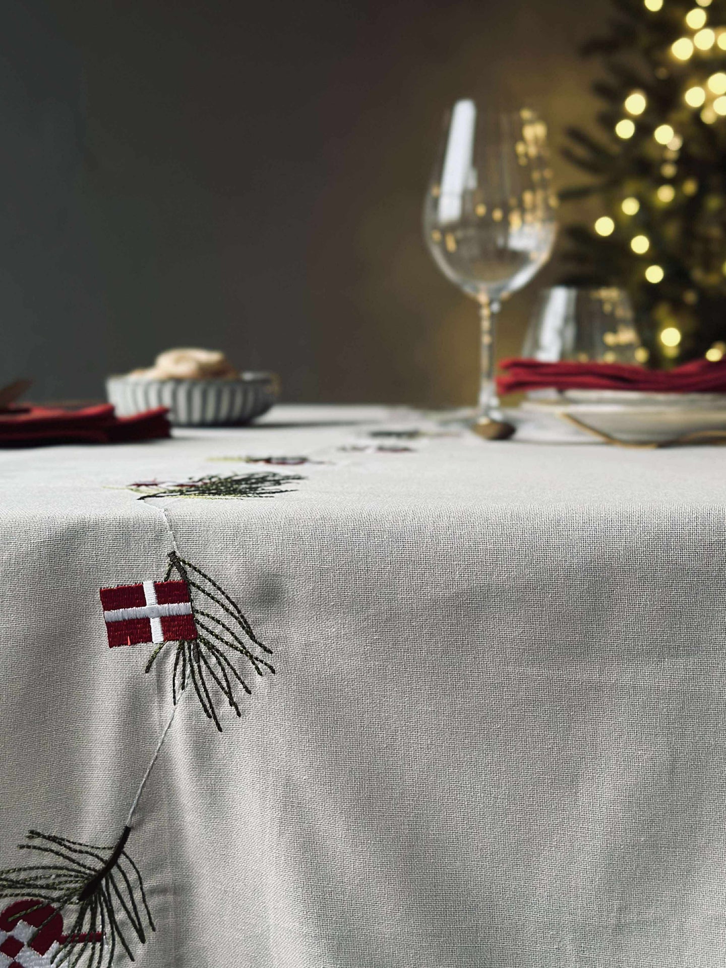 Juleduk 140 x 240 - Dansk jul med flagg og julehjerter