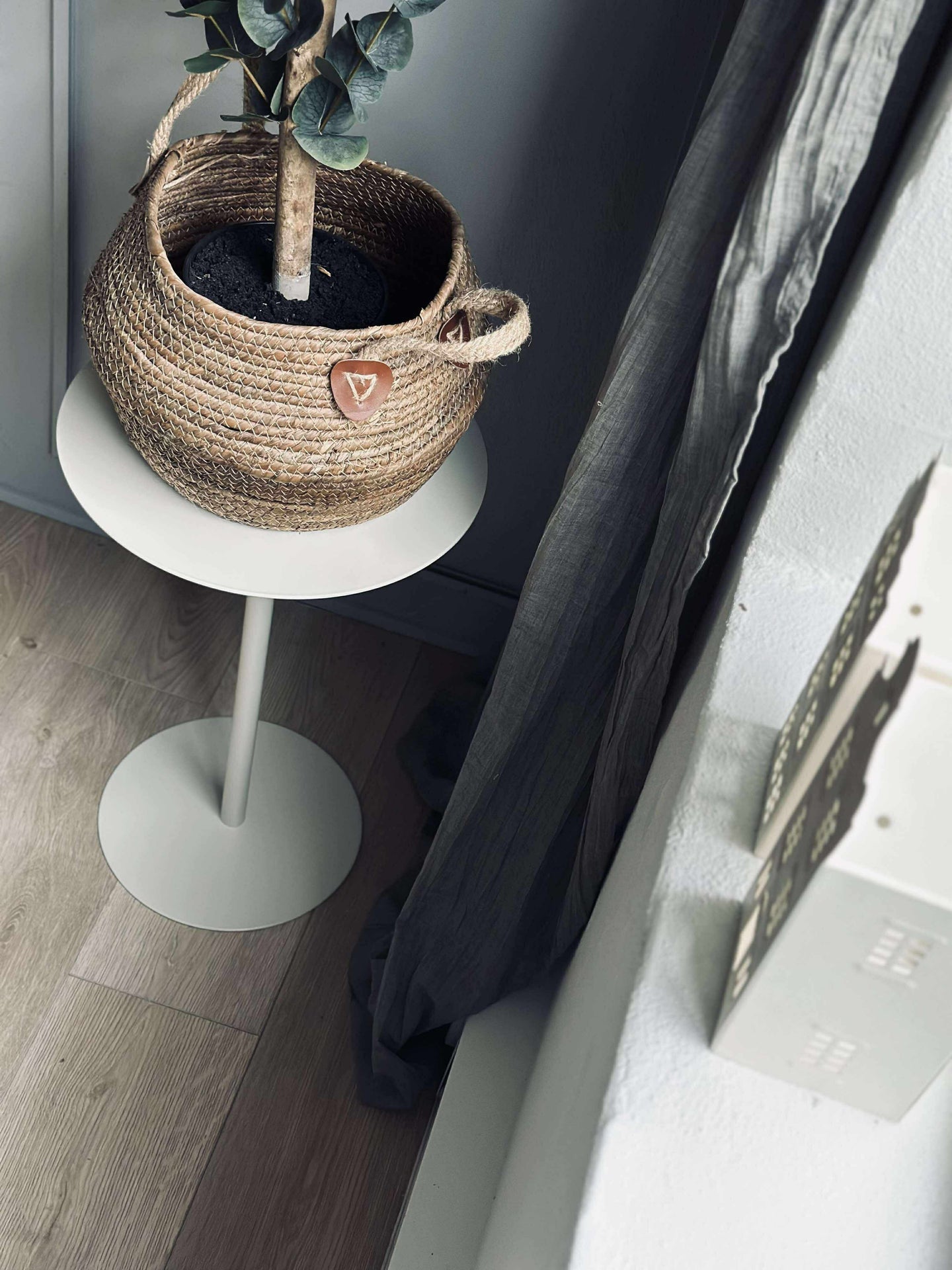 Sidebord - Hvit metall