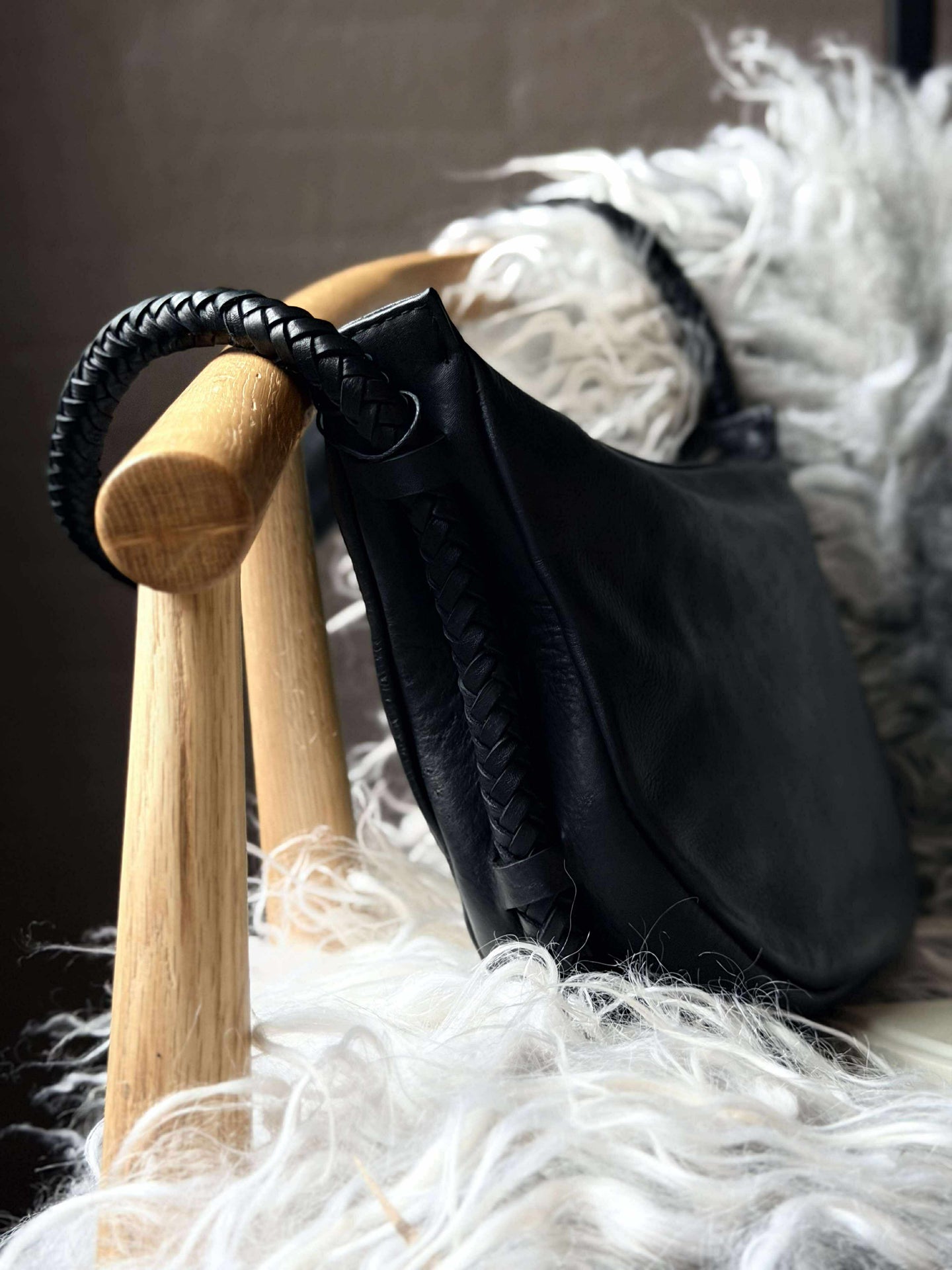 Veske med vakker flettet rem - Svart