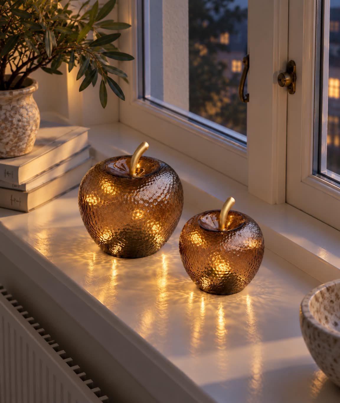 Æble Gylden bordlampe i form som æble, to størrelser, guldfarvet lys