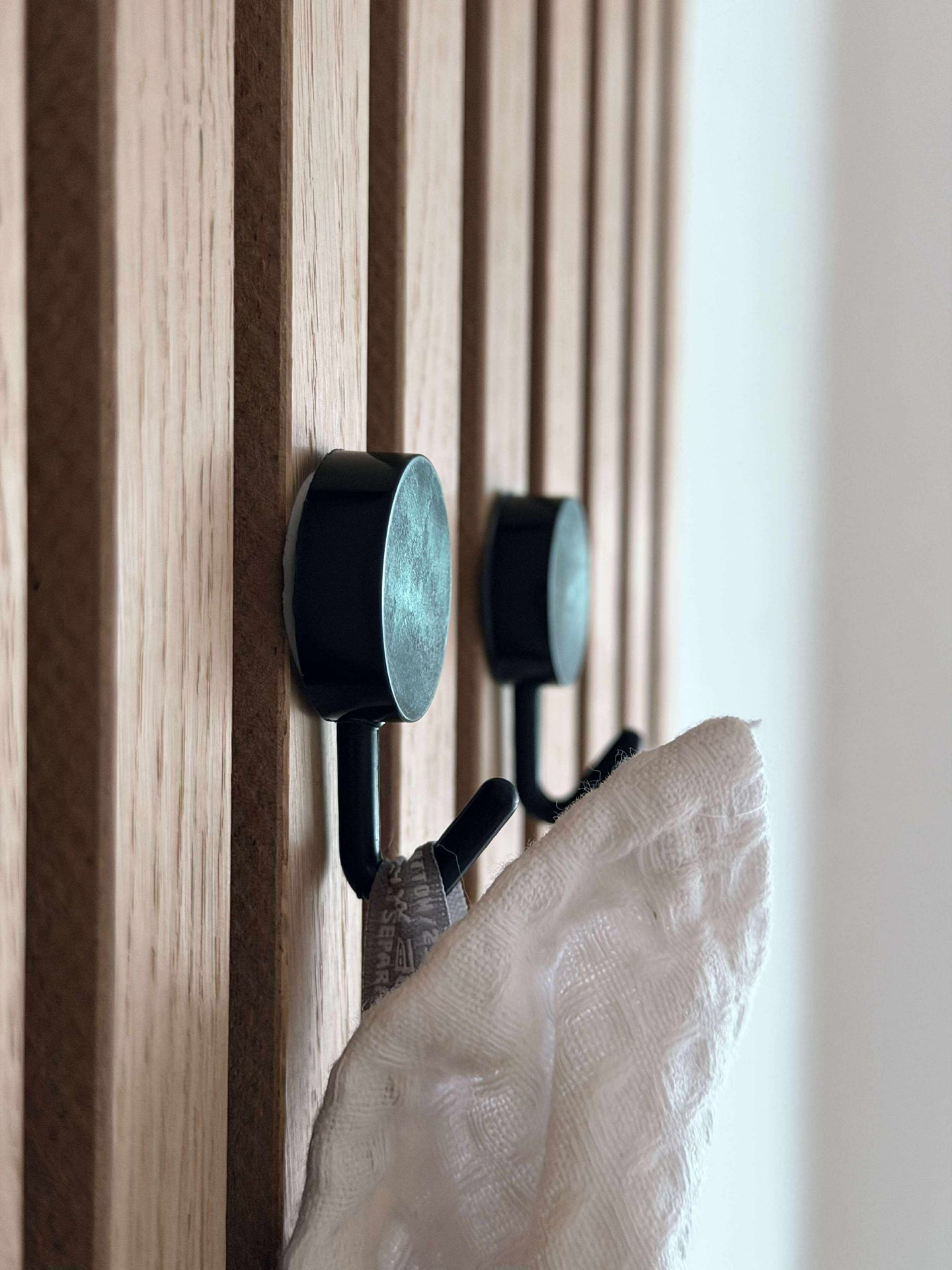 Selvklæbende knage - Sort eller hvid – VIAMAJA