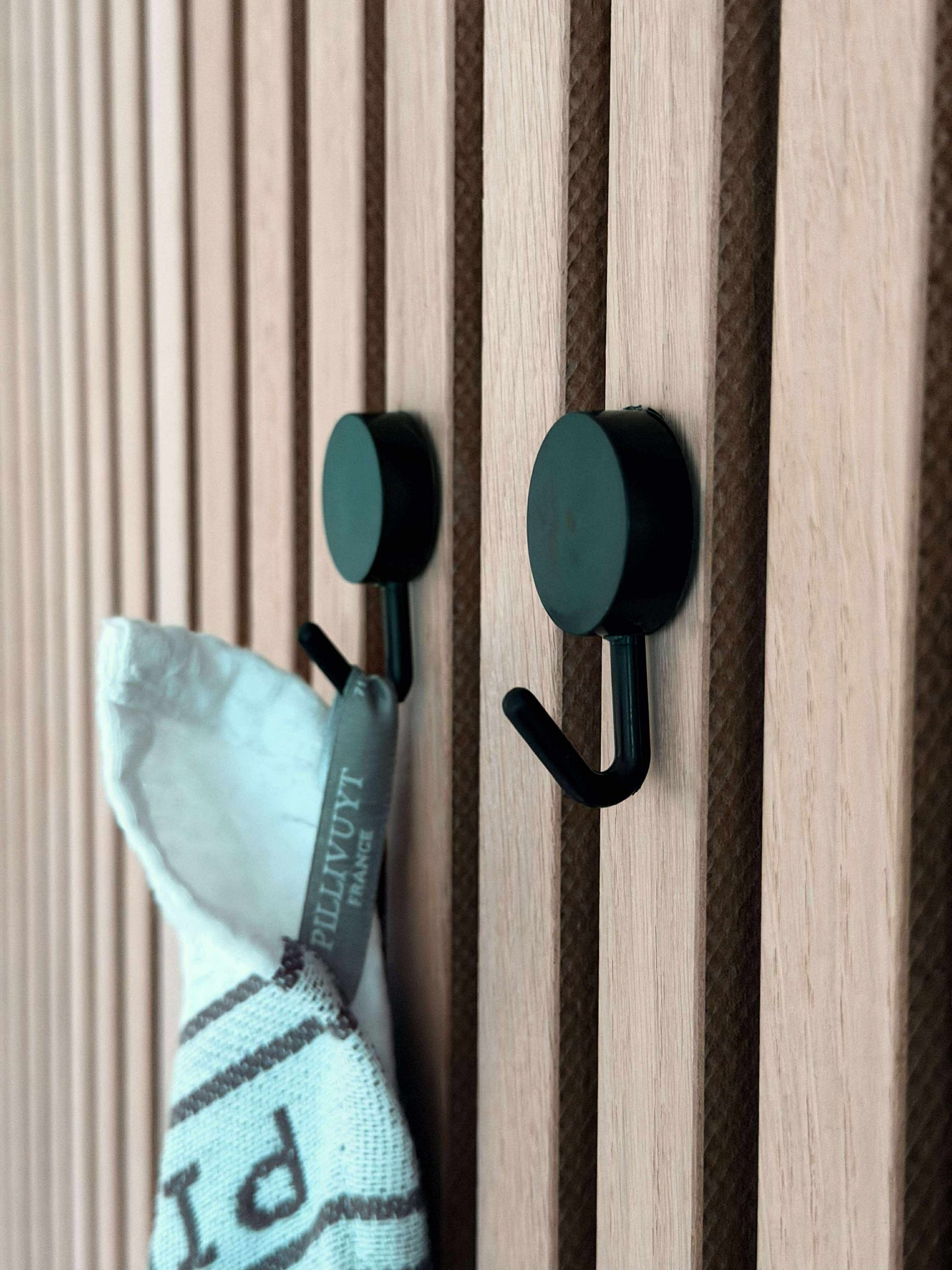 Selvklæbende knage - Sort eller hvid – VIAMAJA