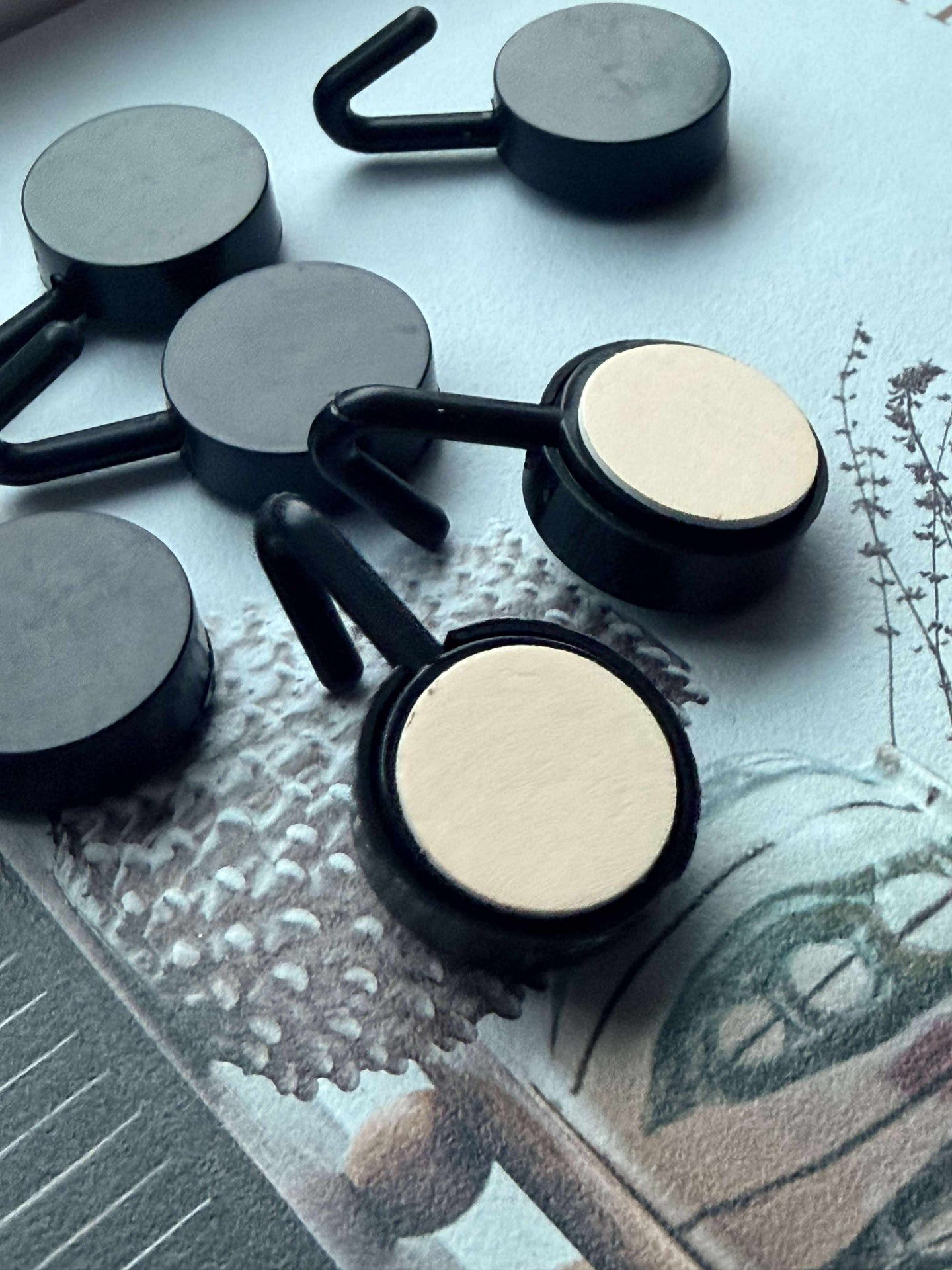 Selvklæbende knage - Sort eller hvid – VIAMAJA