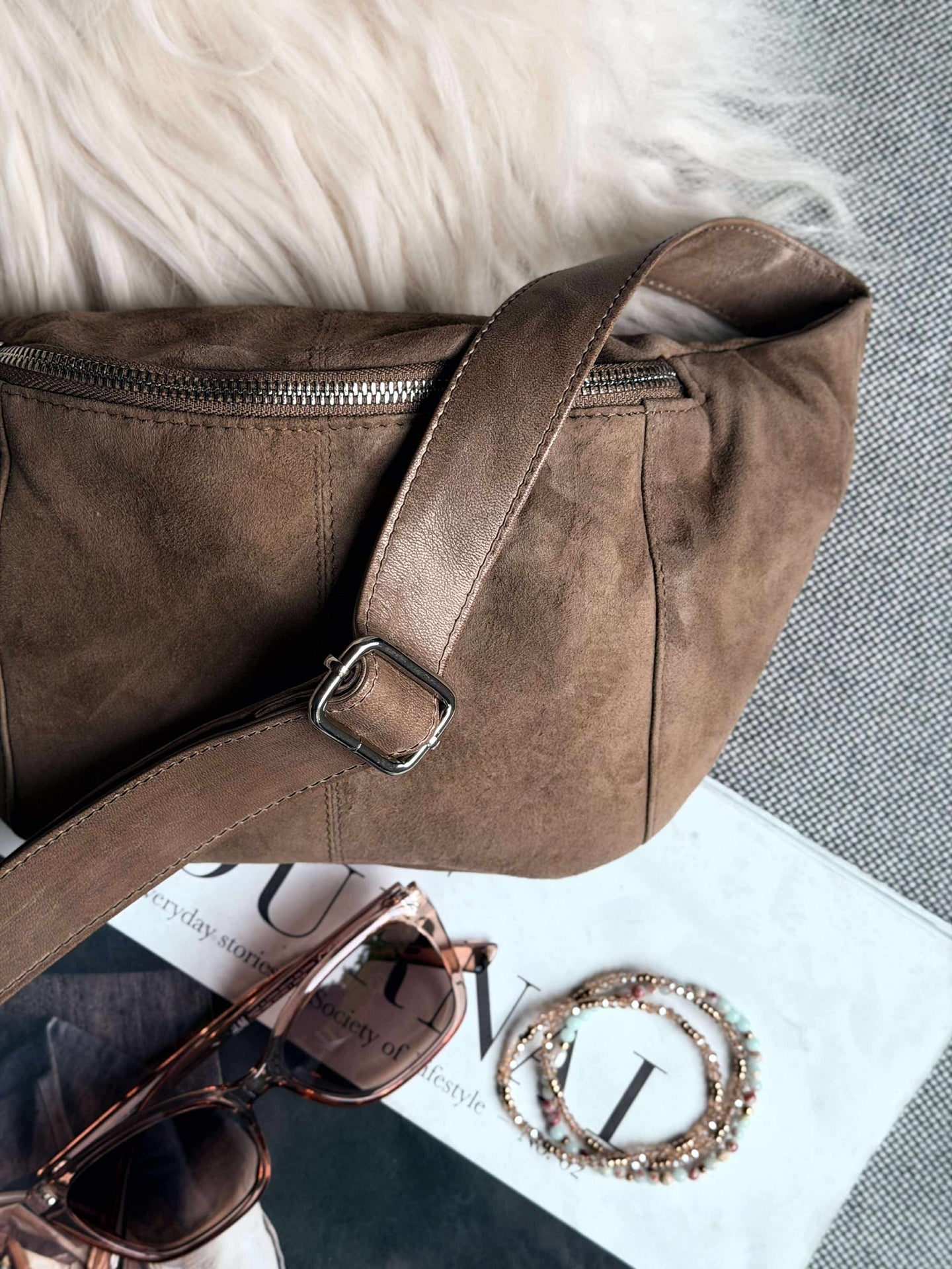 Midjeveske JUNE Semsket skinn - Nude brun