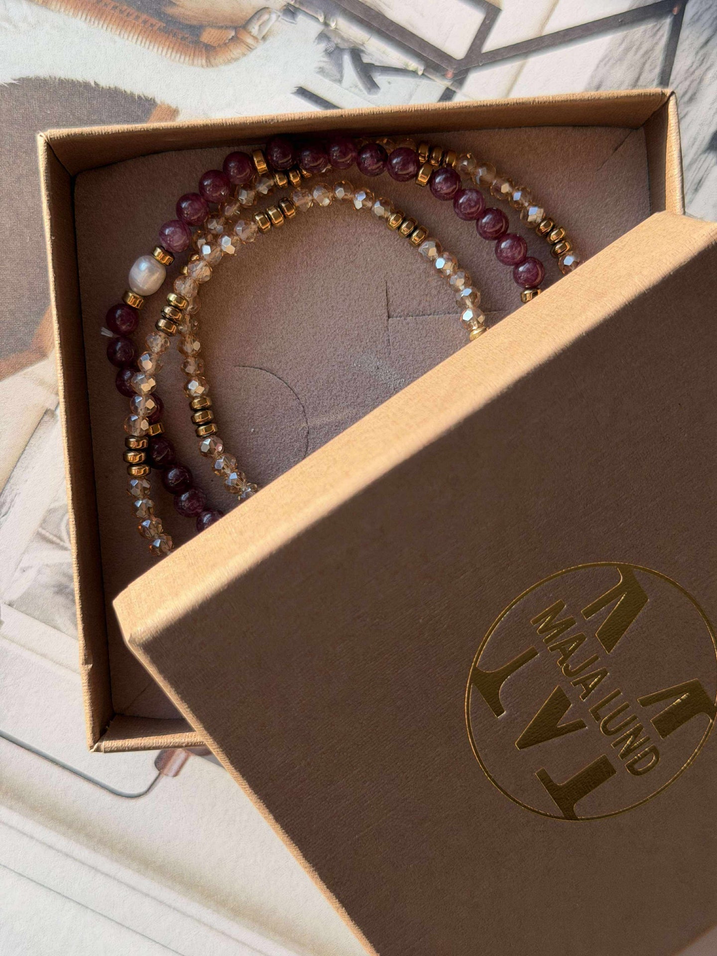 Armbånd Leah Bordeaux/Natur – Sett med 3 stk