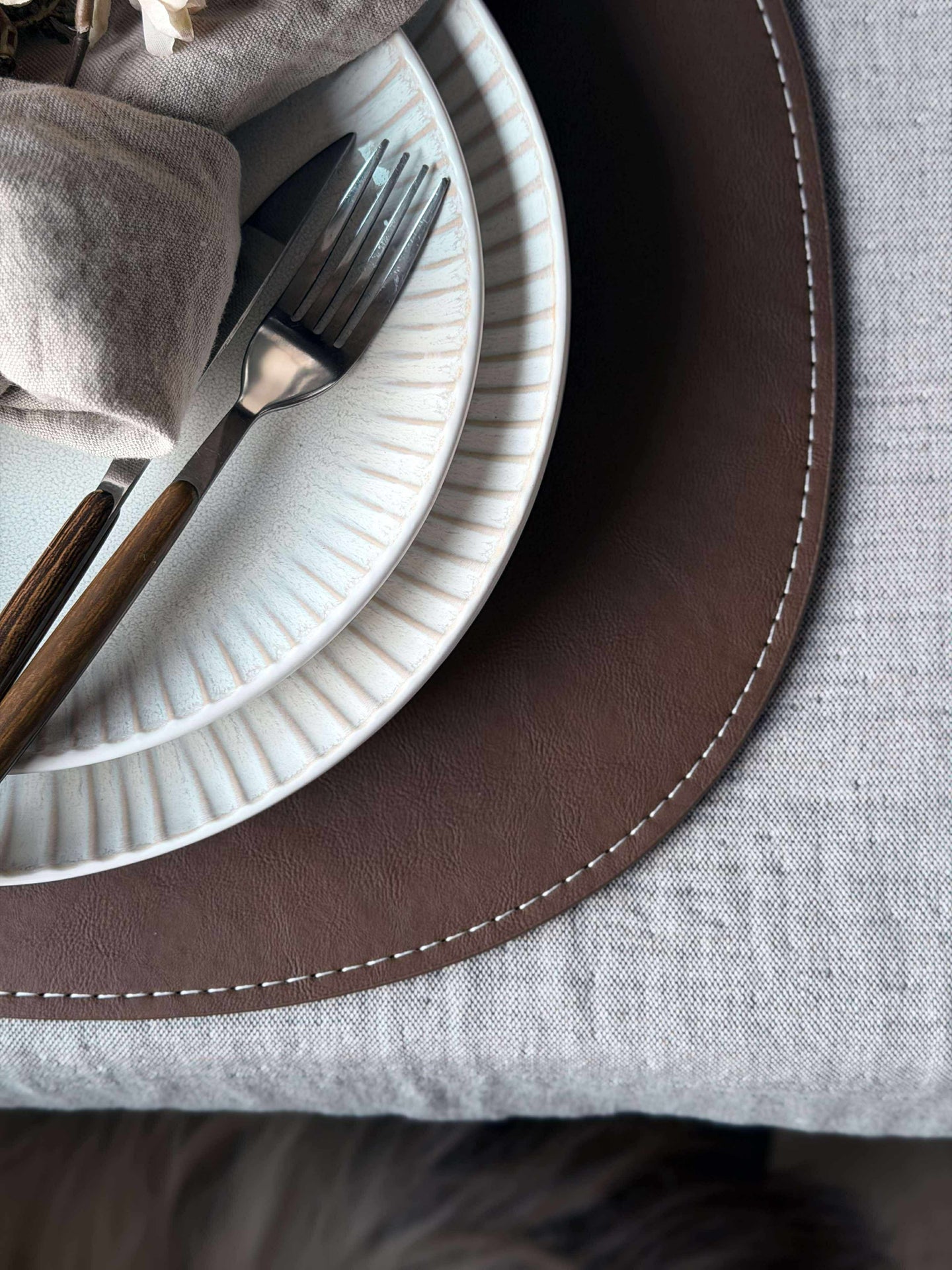 Oval bordbrikke - Brun