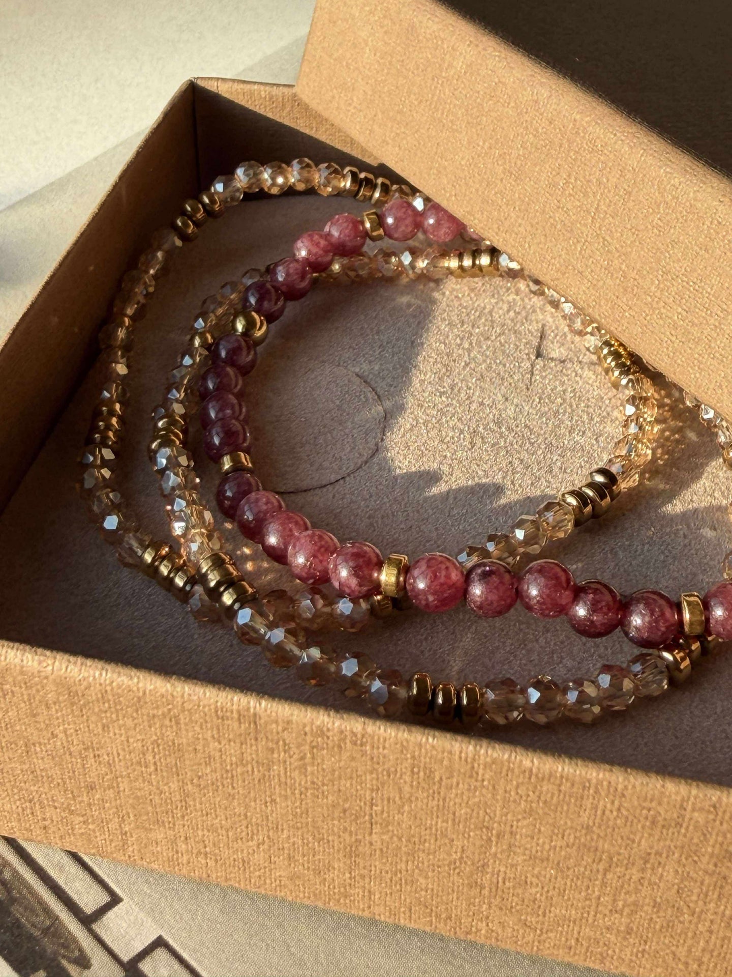 Armbånd Leah Bordeaux/Natur – Sett med 3 stk