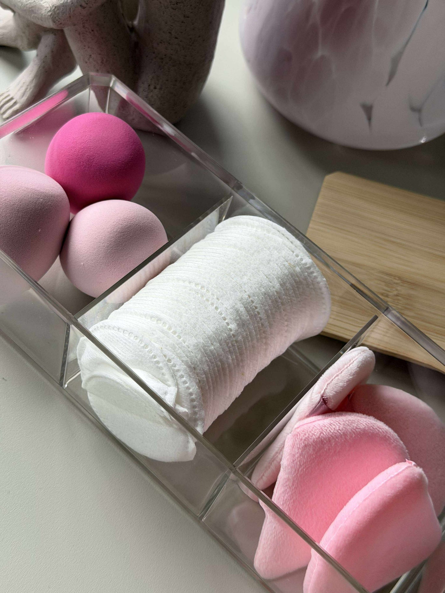 Makeup-organizer med innhold