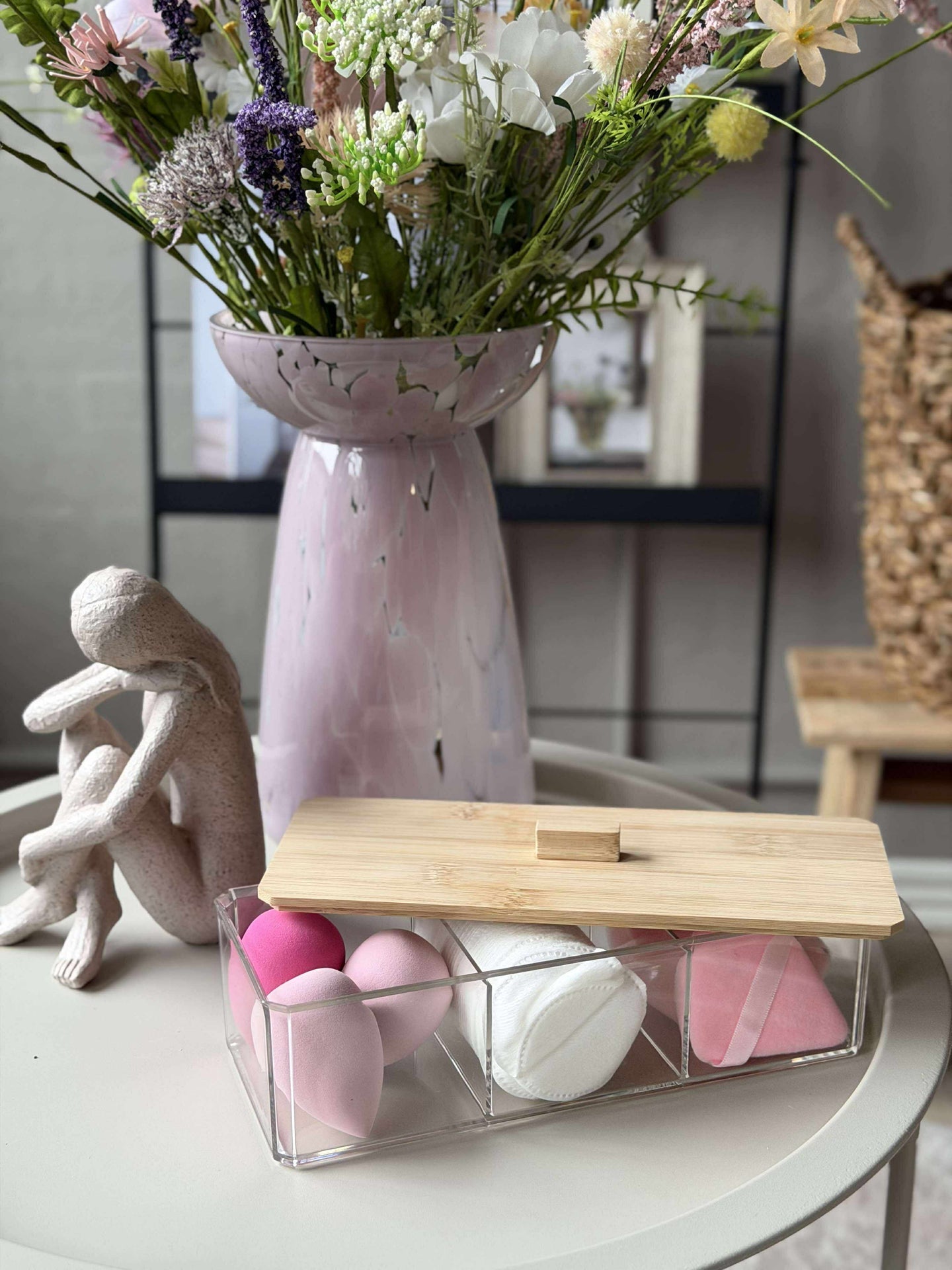 Makeup-organizer med innhold