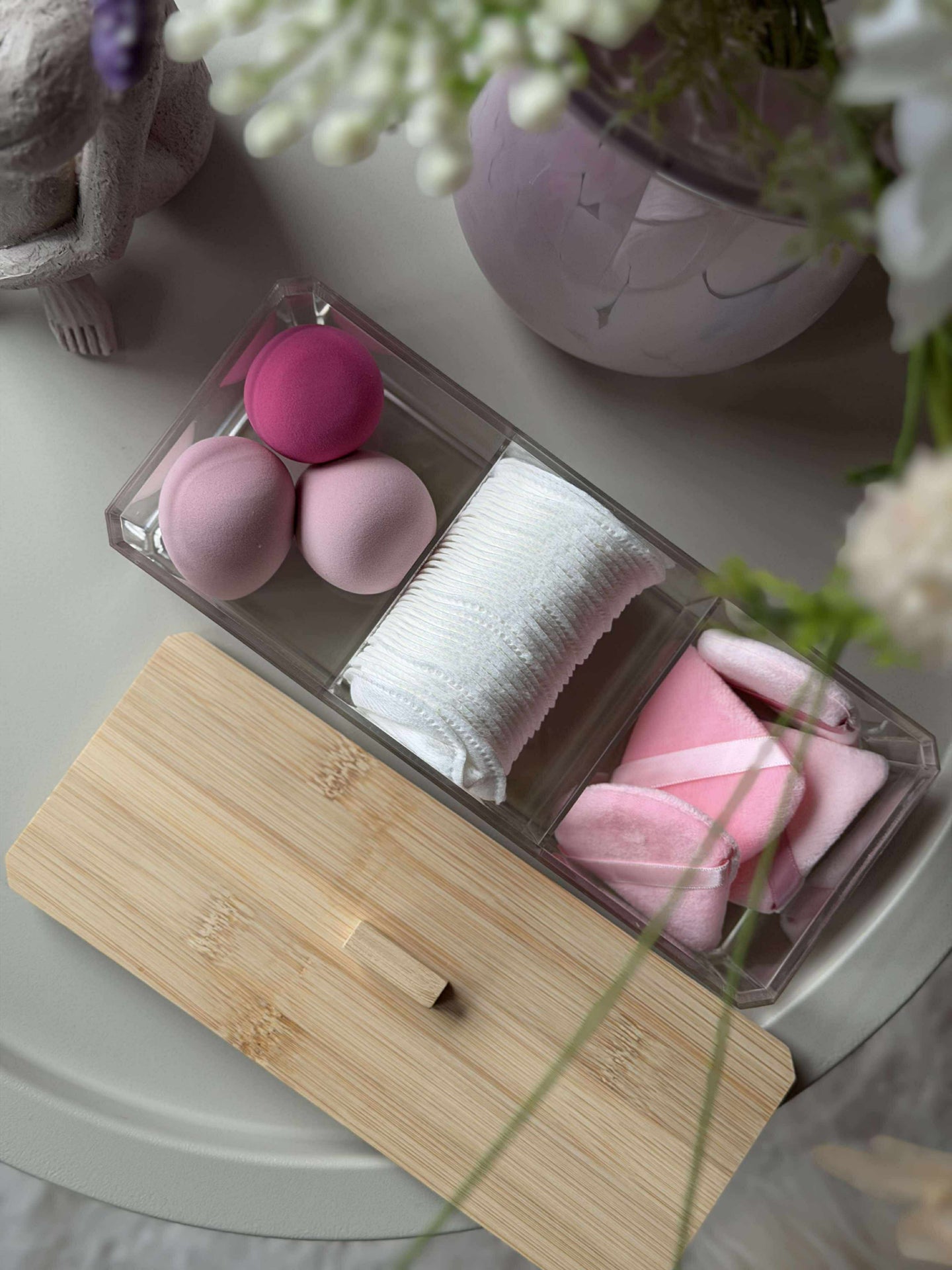 Makeup-organizer med innhold