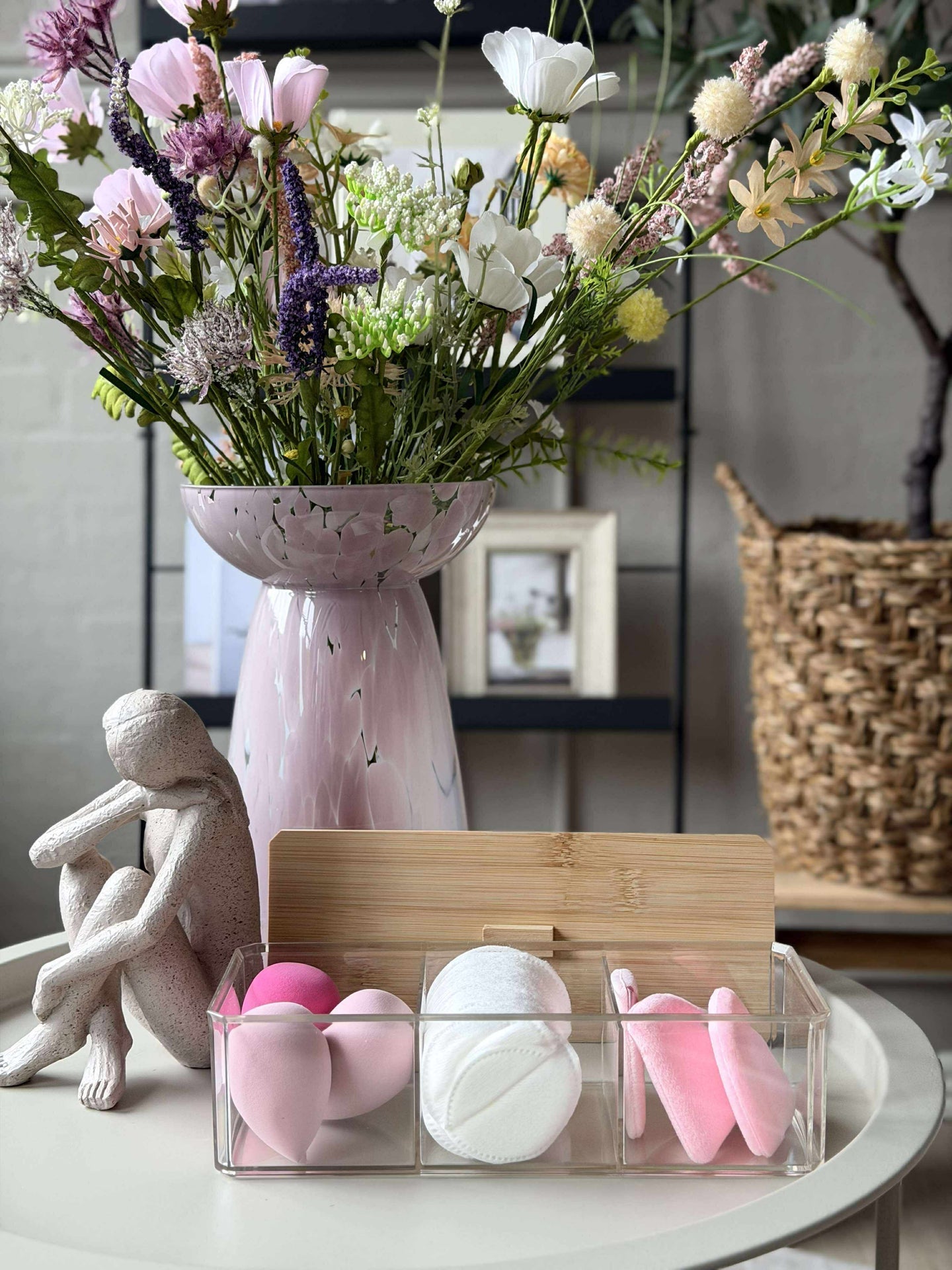 Makeup-organizer med innhold