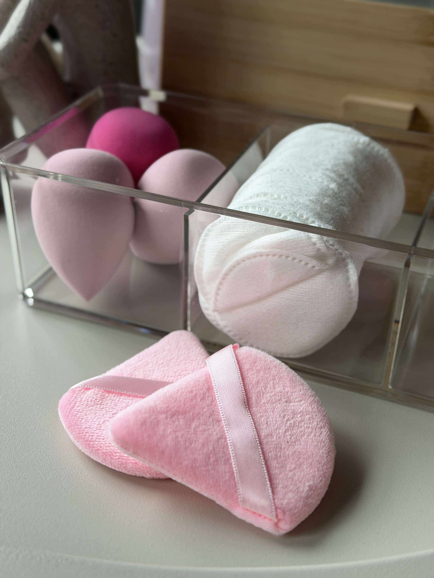 Makeup-organizer med innhold