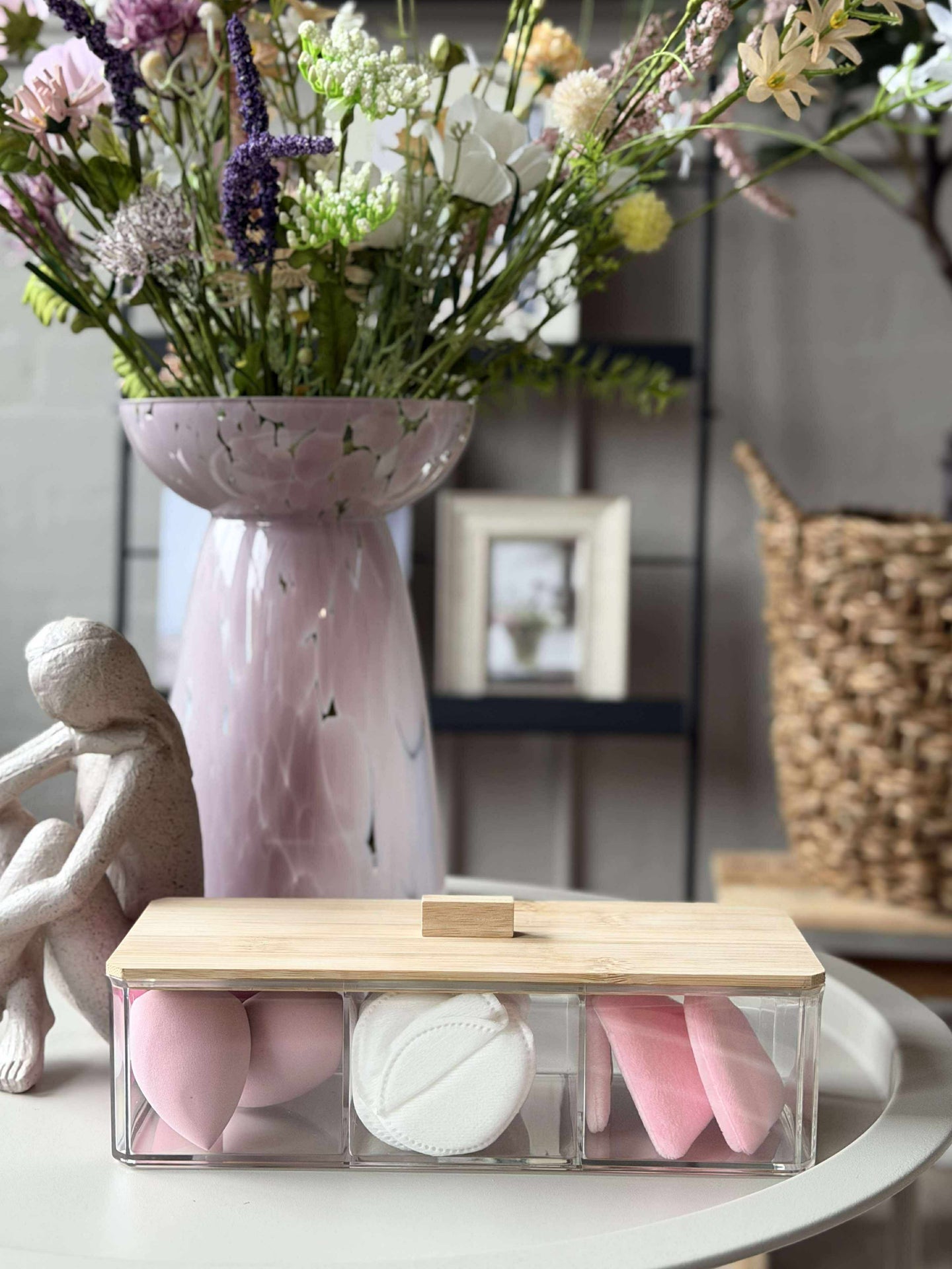 Makeup-organizer med innhold