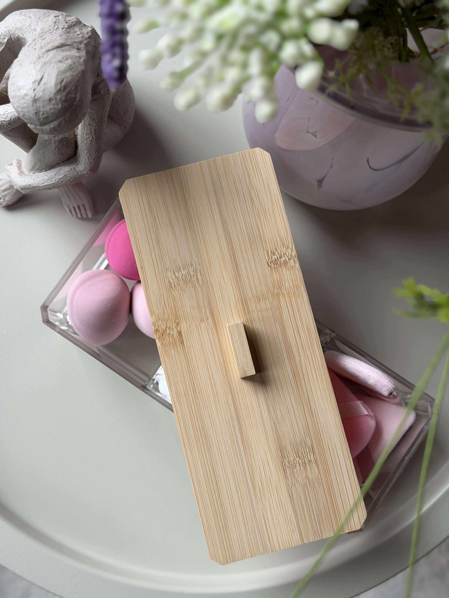 Makeup-organizer med innhold