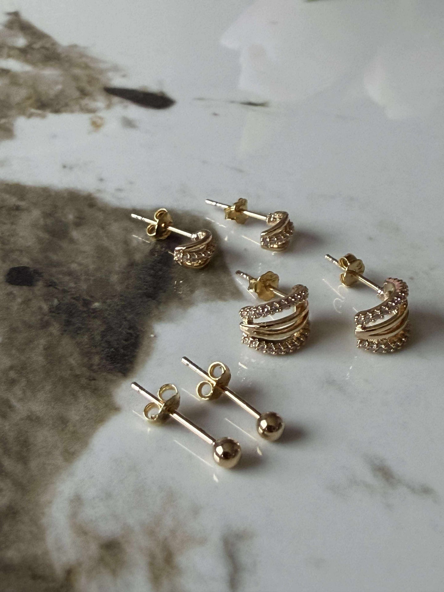 Mix box med 6 øreringer - Monique 18k forgylt