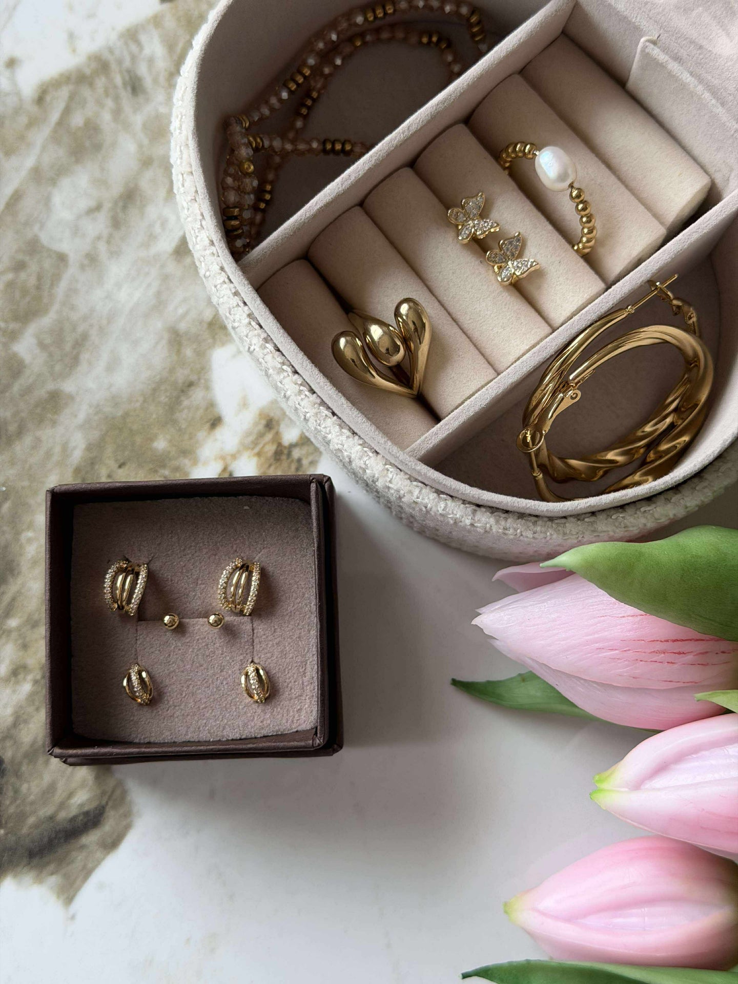 Mix box med 6 øreringer - Monique 18k forgylt