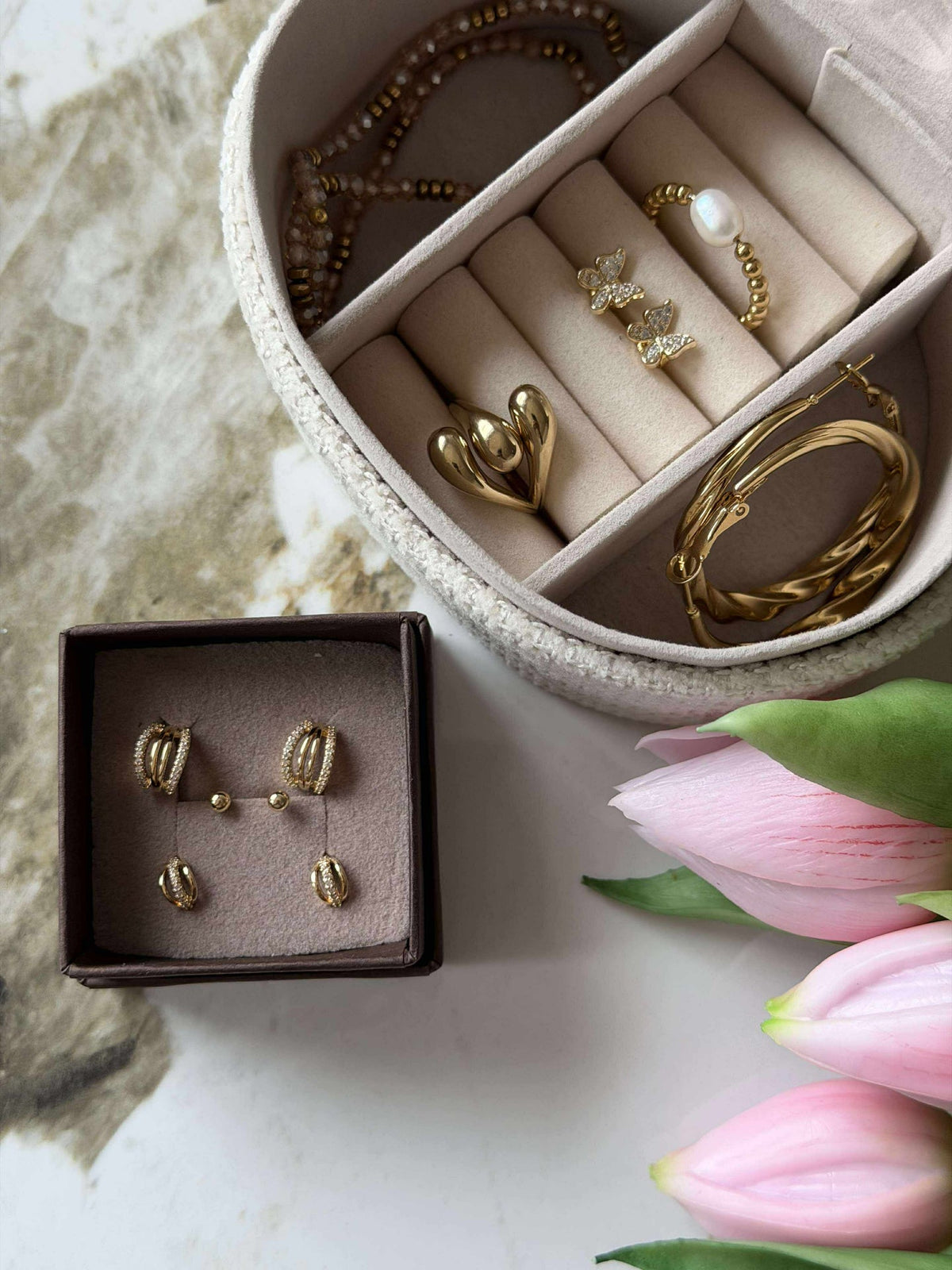 Mix box med 6 øreringer - Monique 18k forgylt