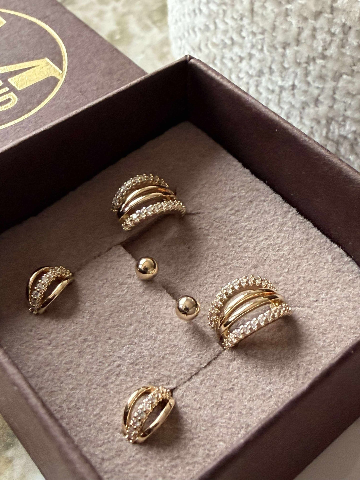 Mix box med 6 øreringer - Monique 18k forgylt