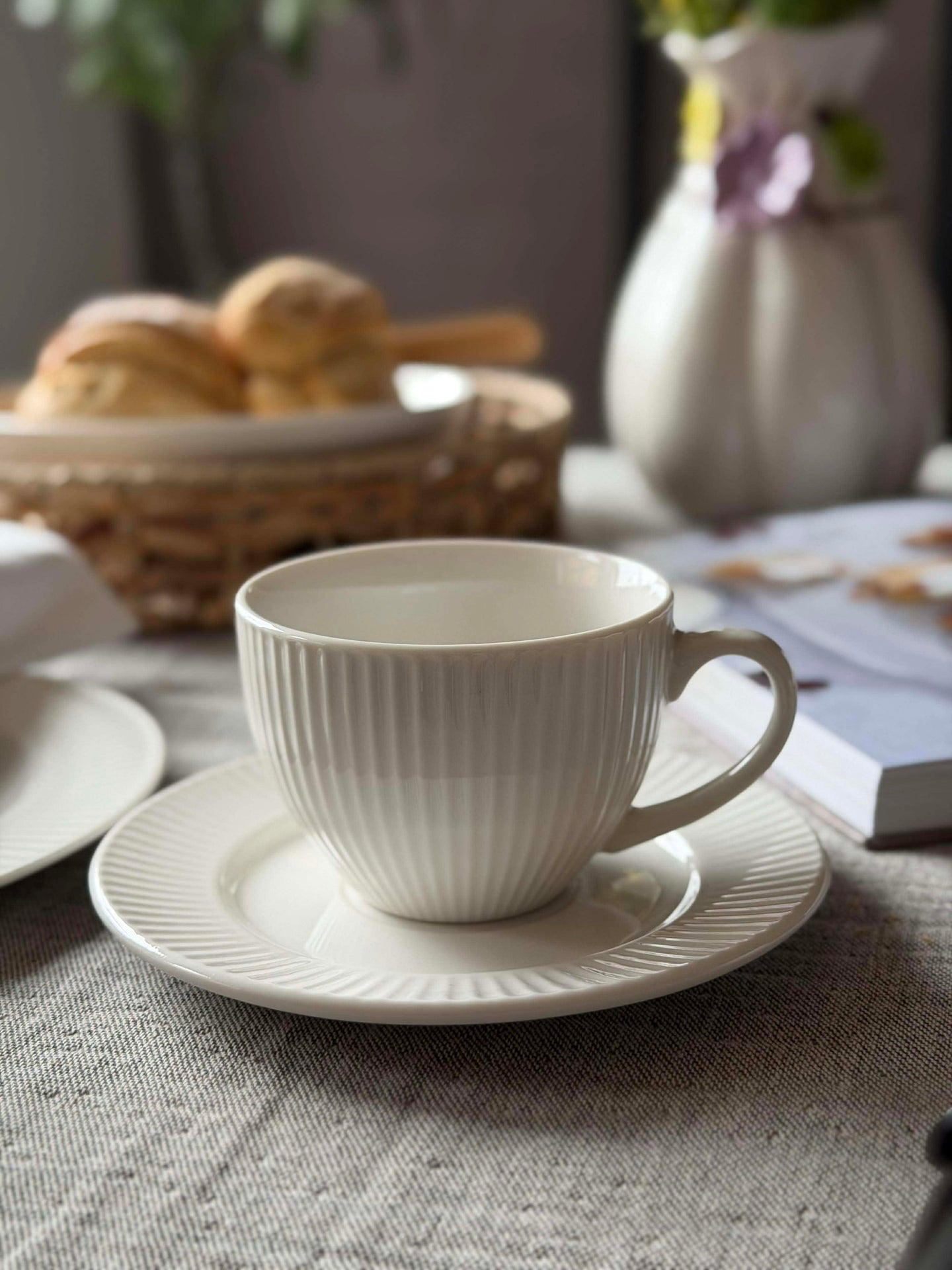 Kopp og underkopp - Rillet porselen