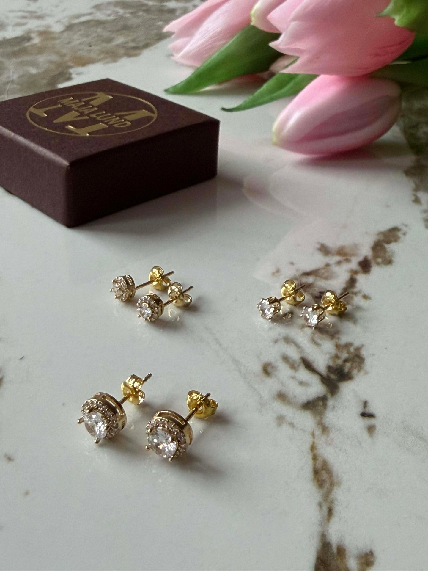 Mix box med 6 ørestikker - Bea 18k forgylt