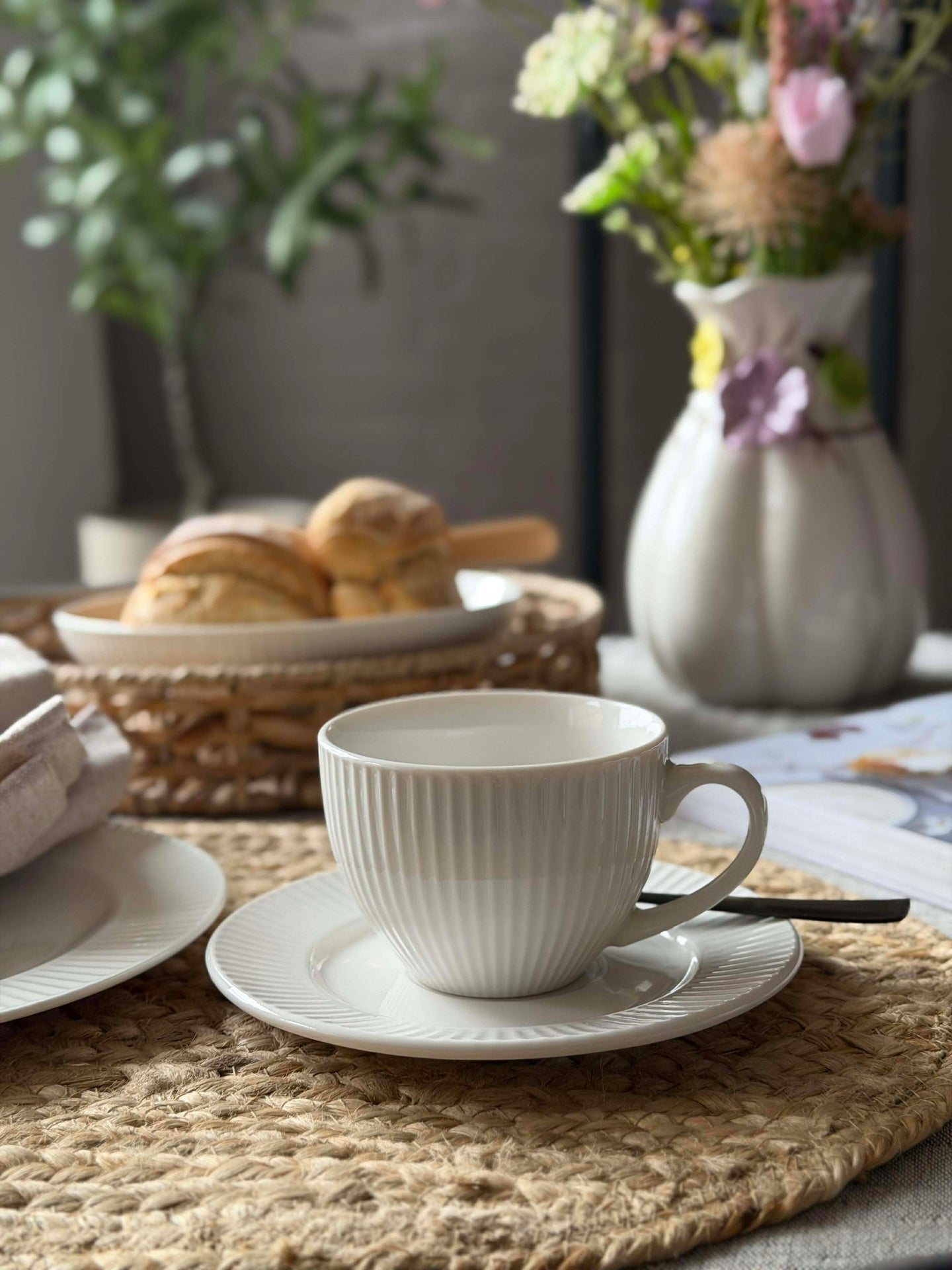 Kopp og underkopp - Rillet porselen