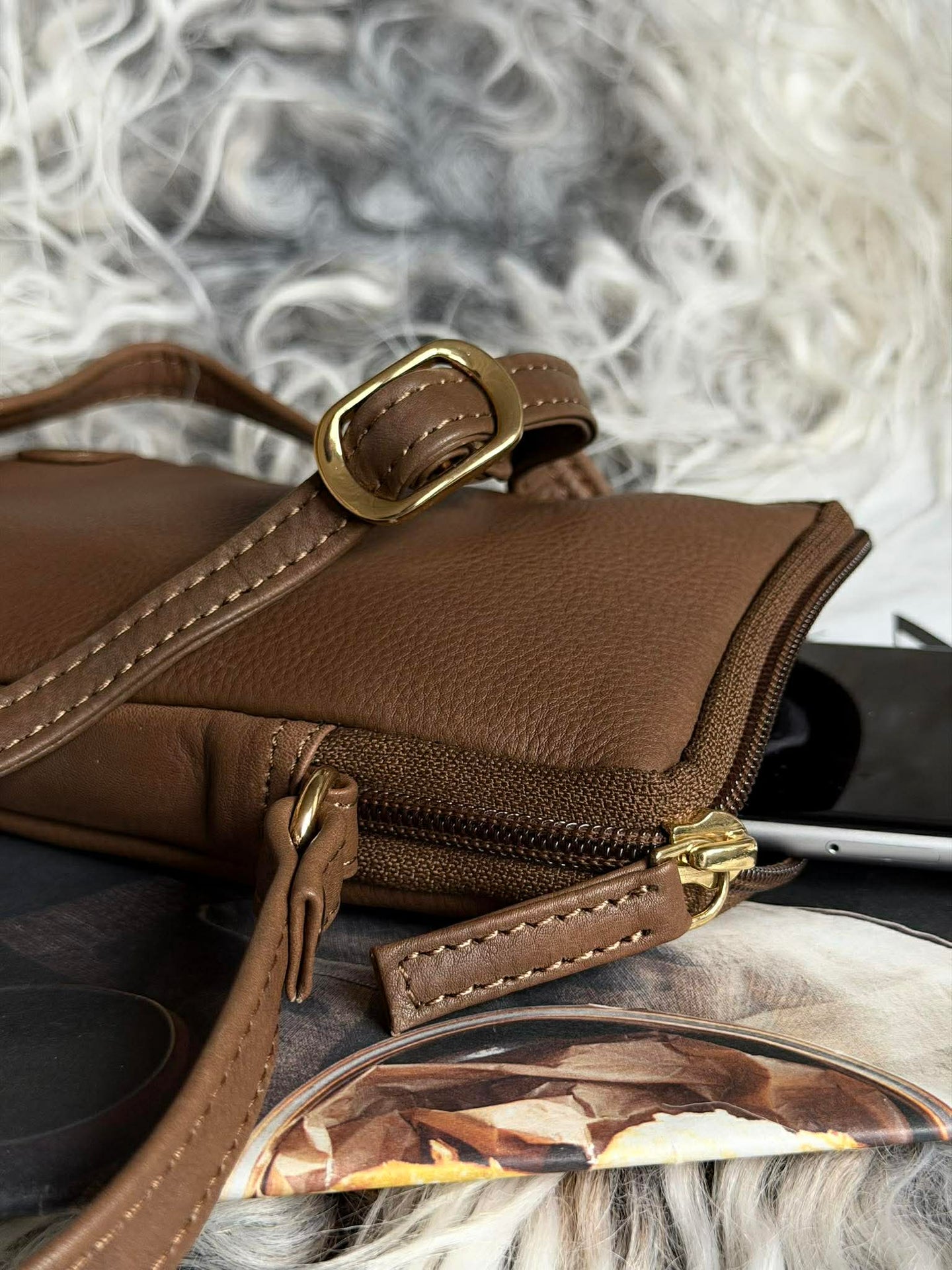 Mobilveske Misse - Coffee / gold