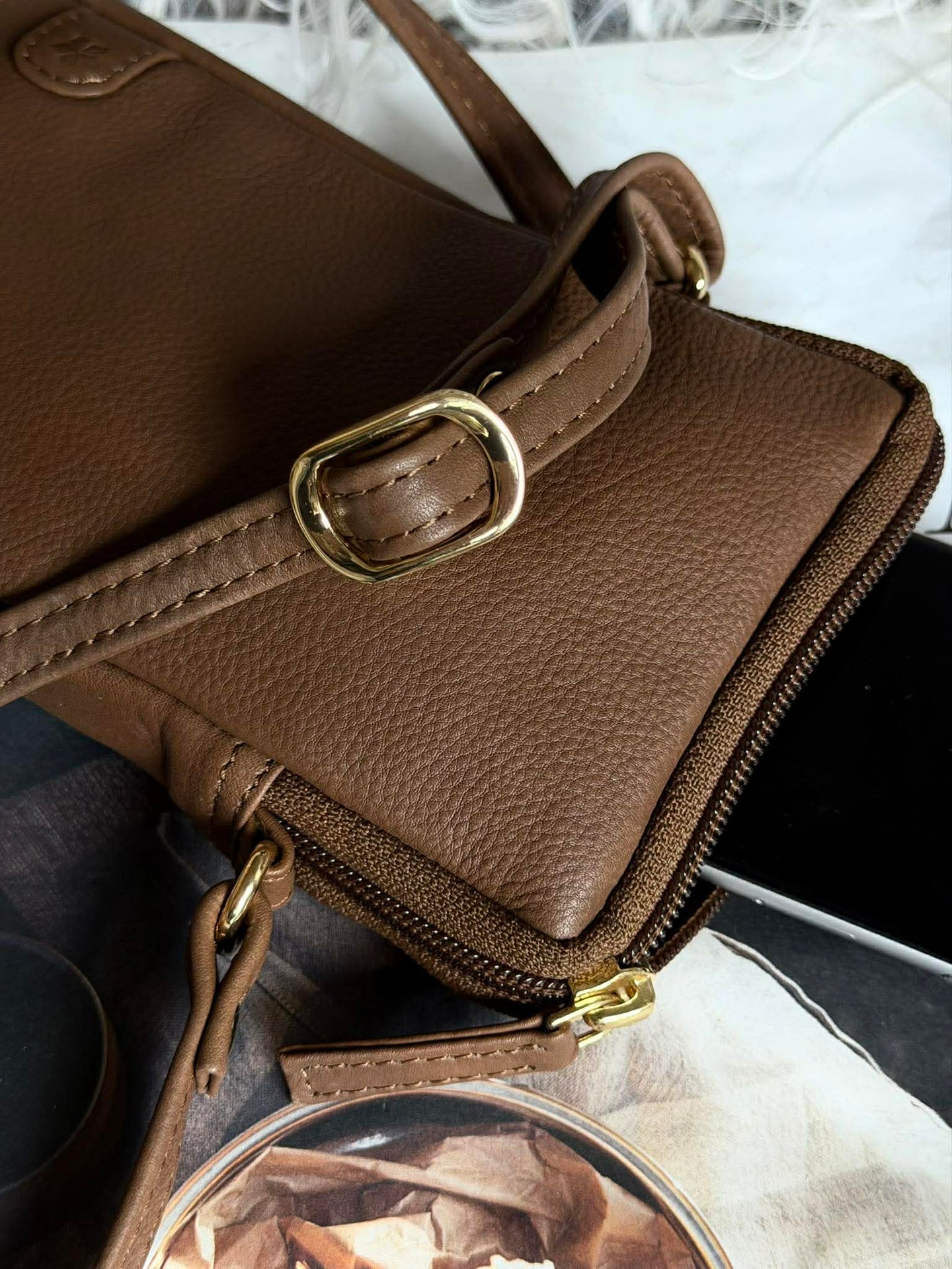 Mobilveske Misse - Coffee / gold