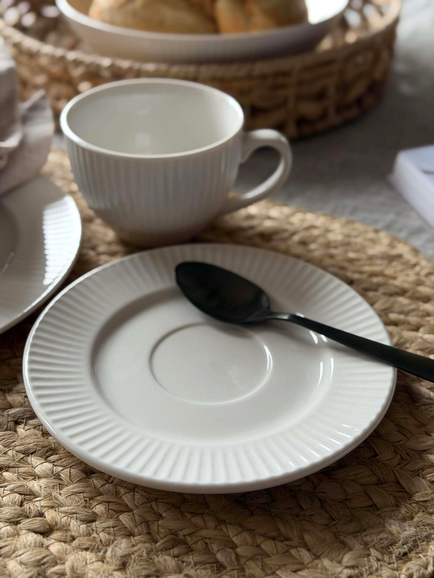 Kopp og underkopp - Rillet porselen