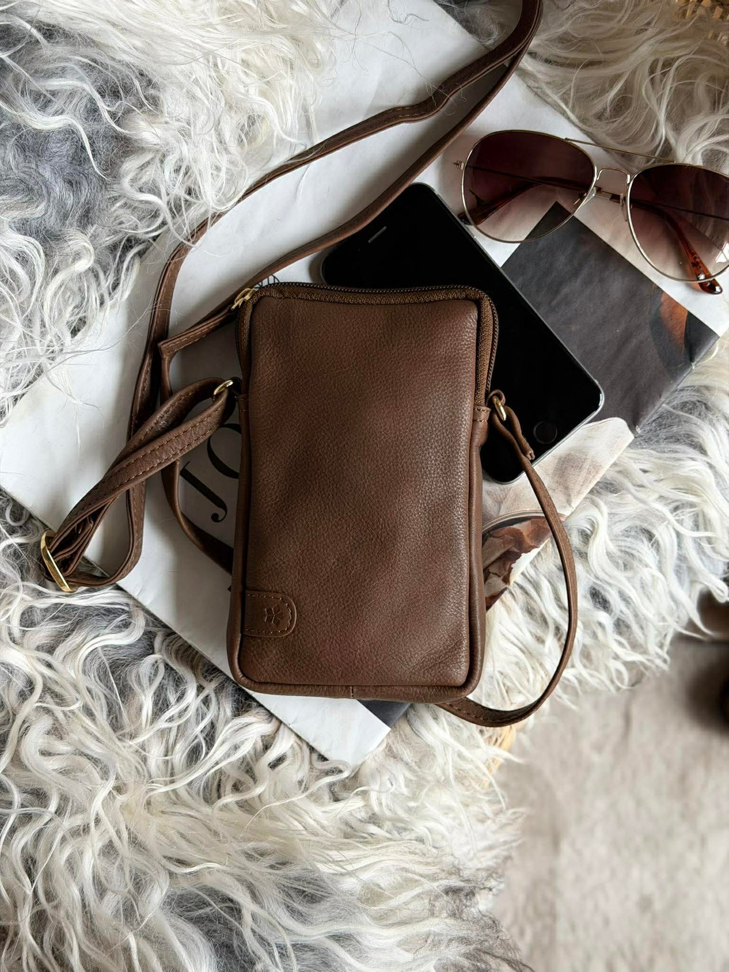 Mobilveske Misse - Coffee / gold