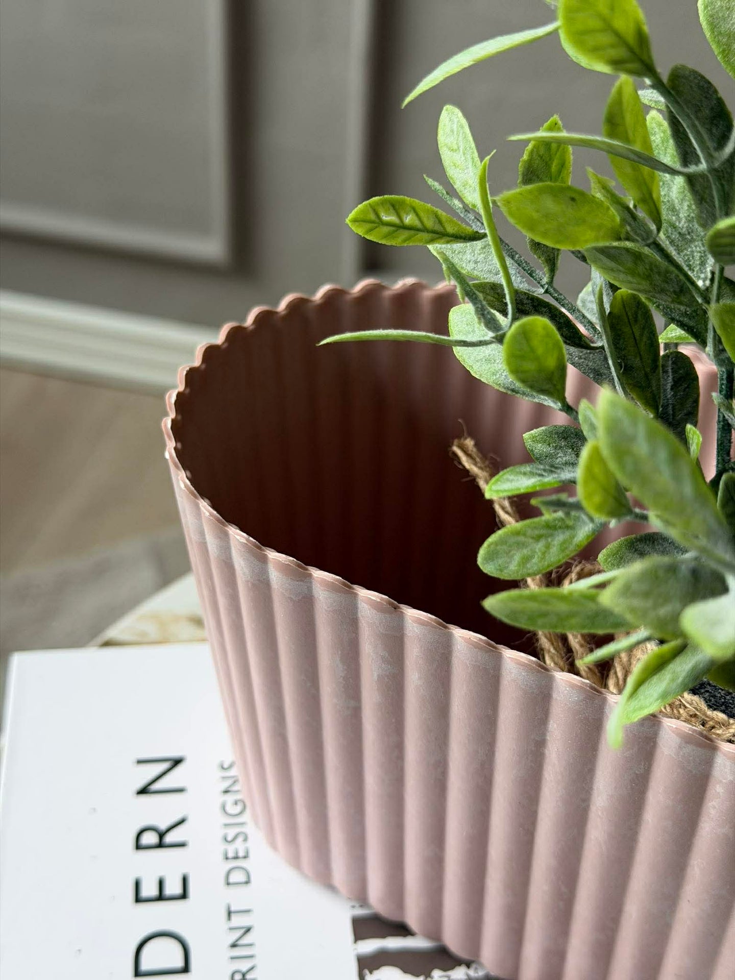 Avlang potte i betong-look - Rosa