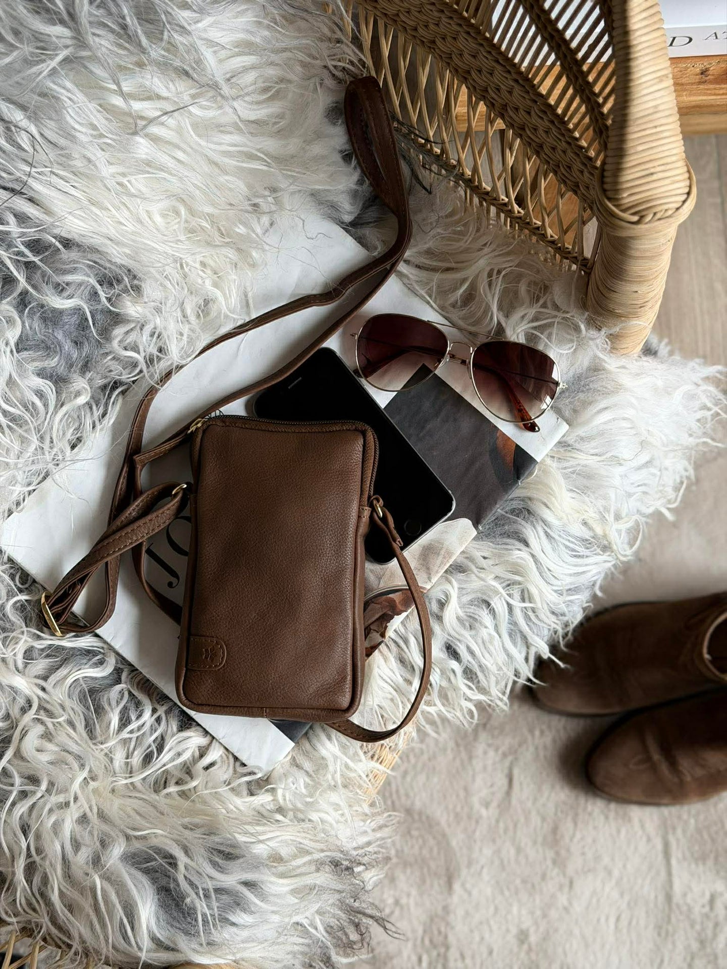 Mobilveske Misse - Coffee / gold