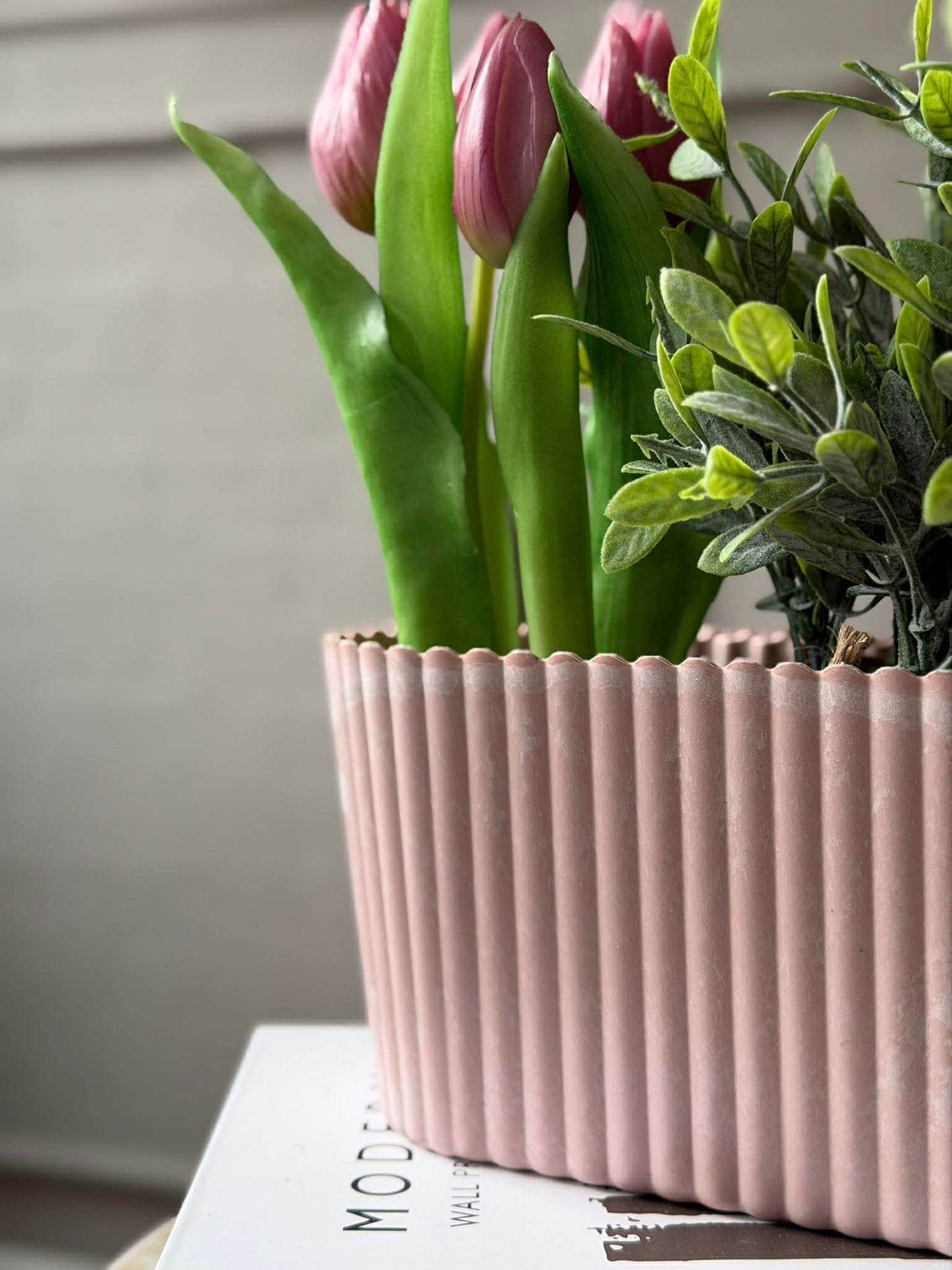 Avlang potte i betong-look - Rosa