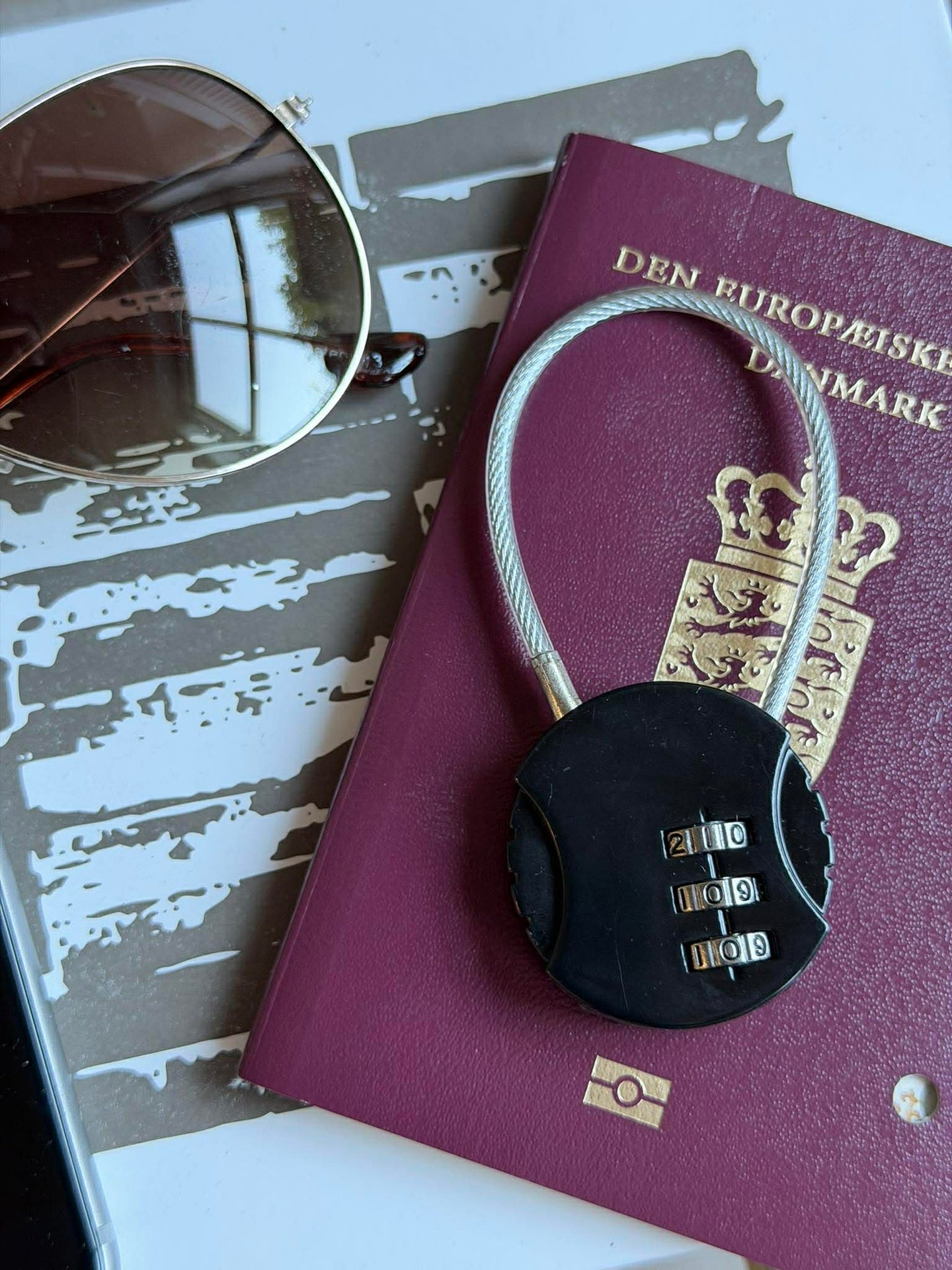 Lås til koffert med wire