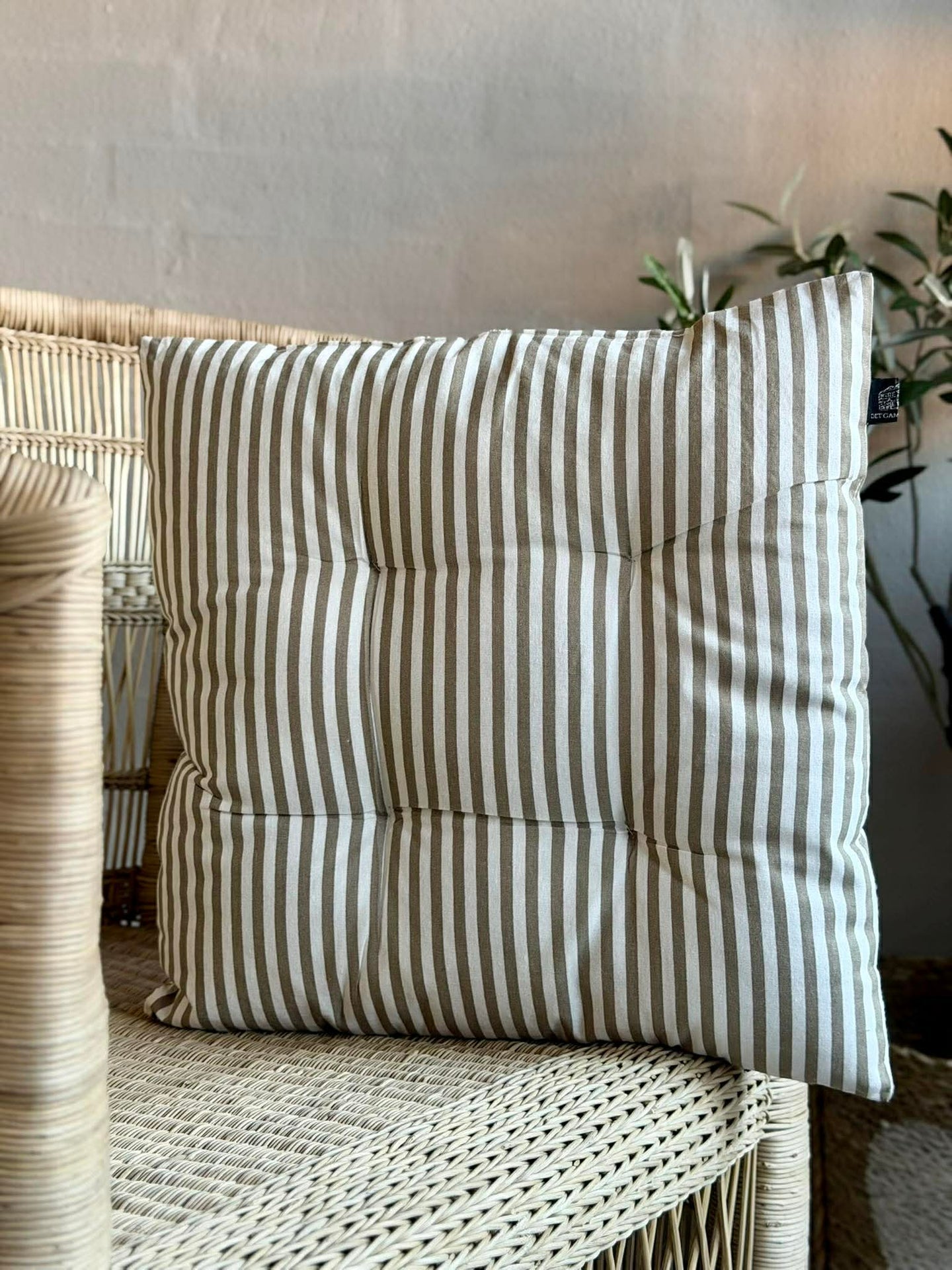 Stolpute med fyll - Beige striper 40x40 cm