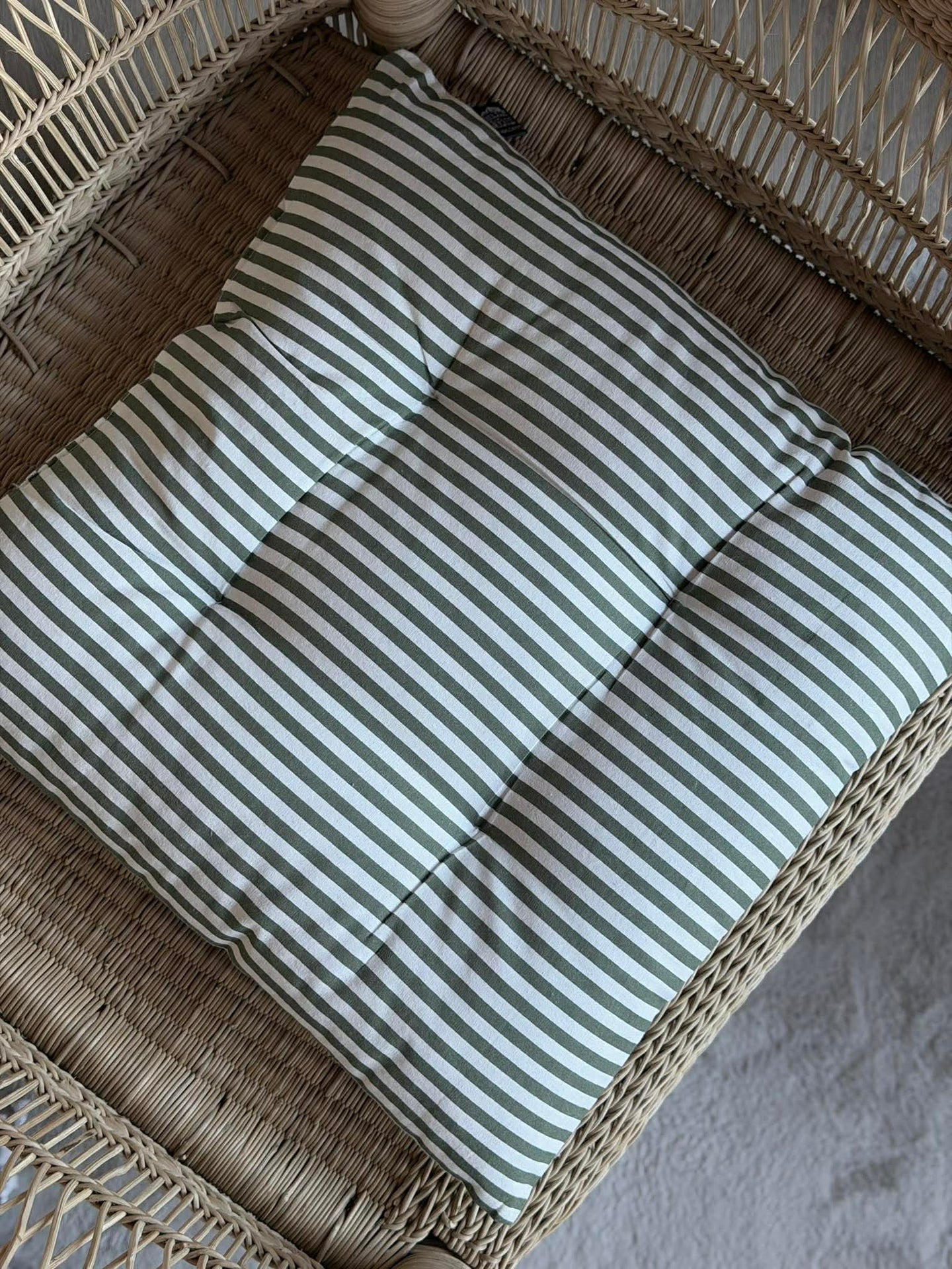 Stolpute med fyll - Grønne striper 40x40cm