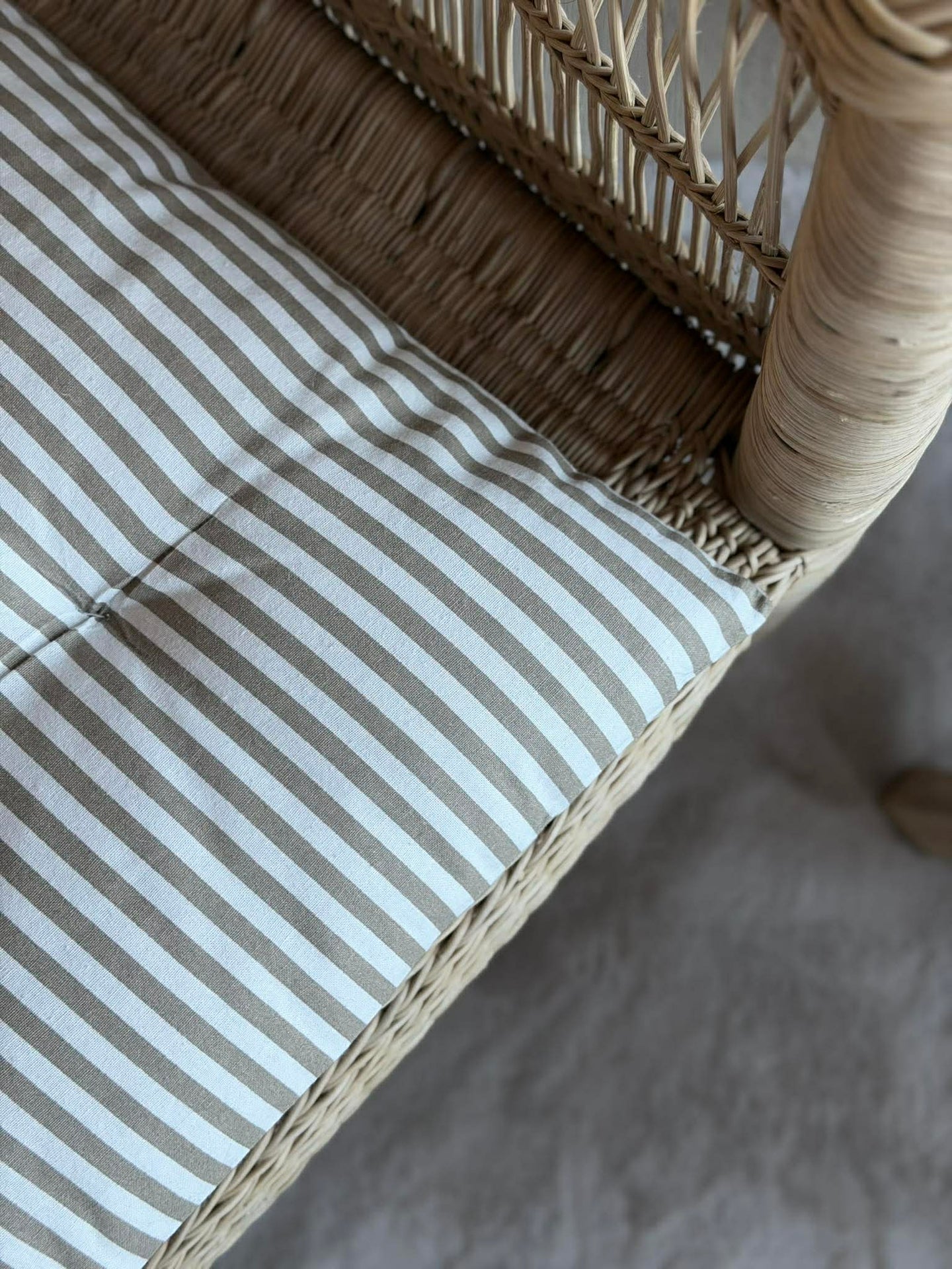 Stolpute med fyll - Beige striper 40x40 cm