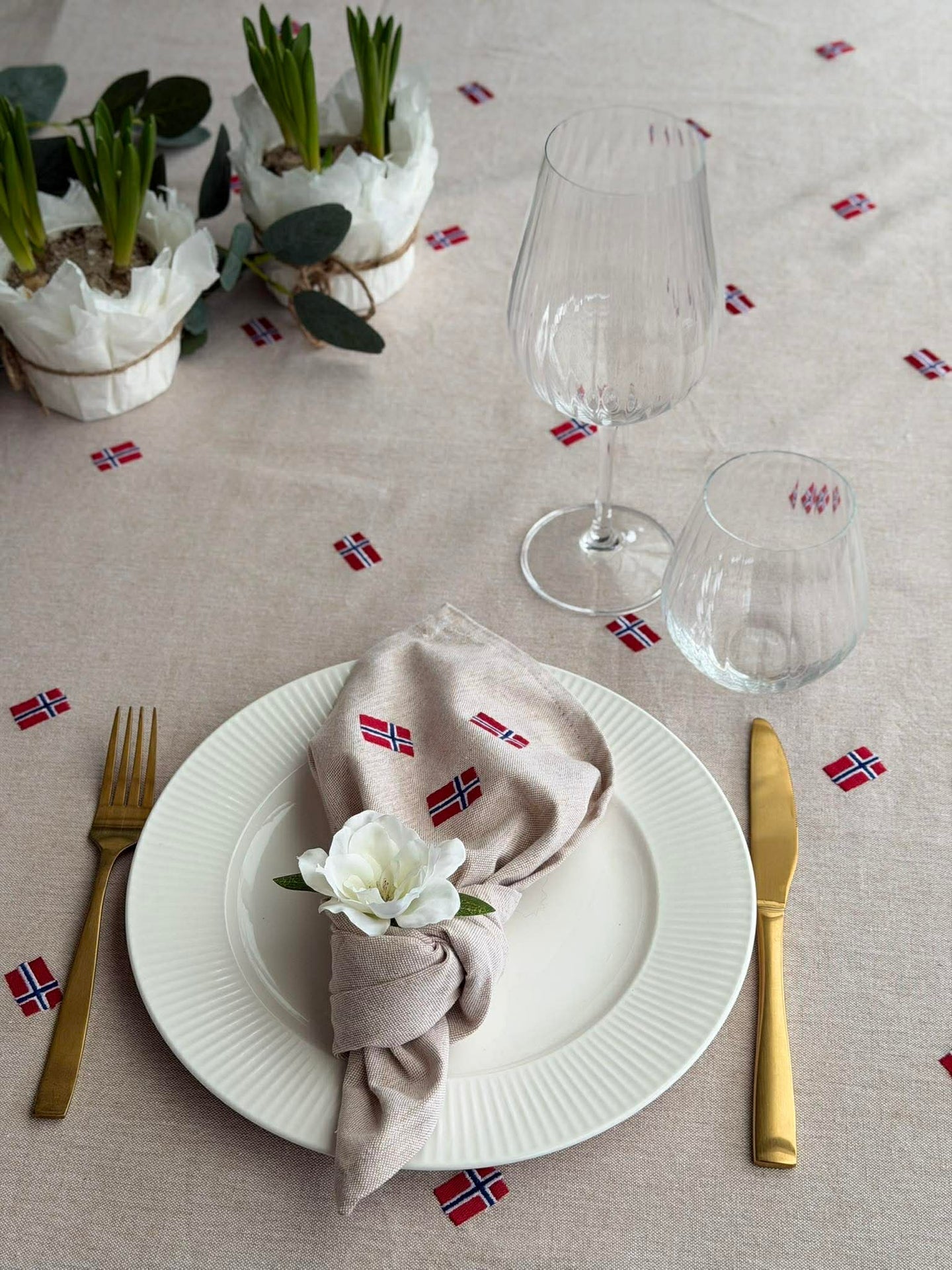 Duk med brodert norsk flagg - Flere størrelser