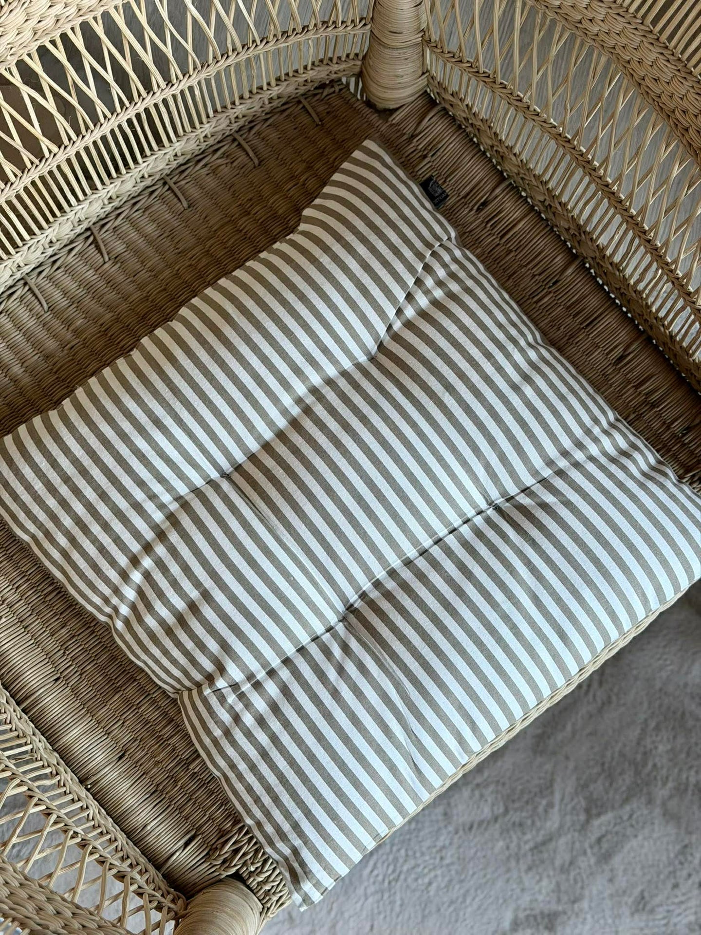 Stolpute med fyll - Beige striper 40x40 cm