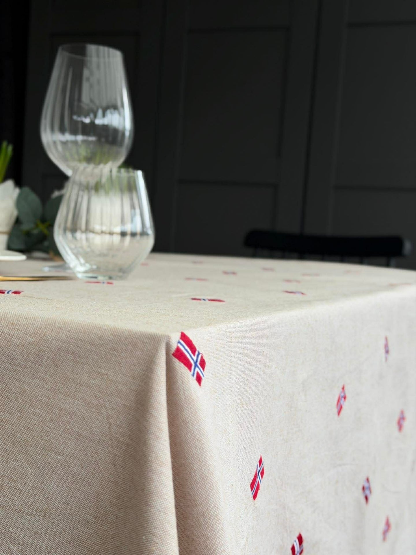Duk med brodert norsk flagg - Flere størrelser