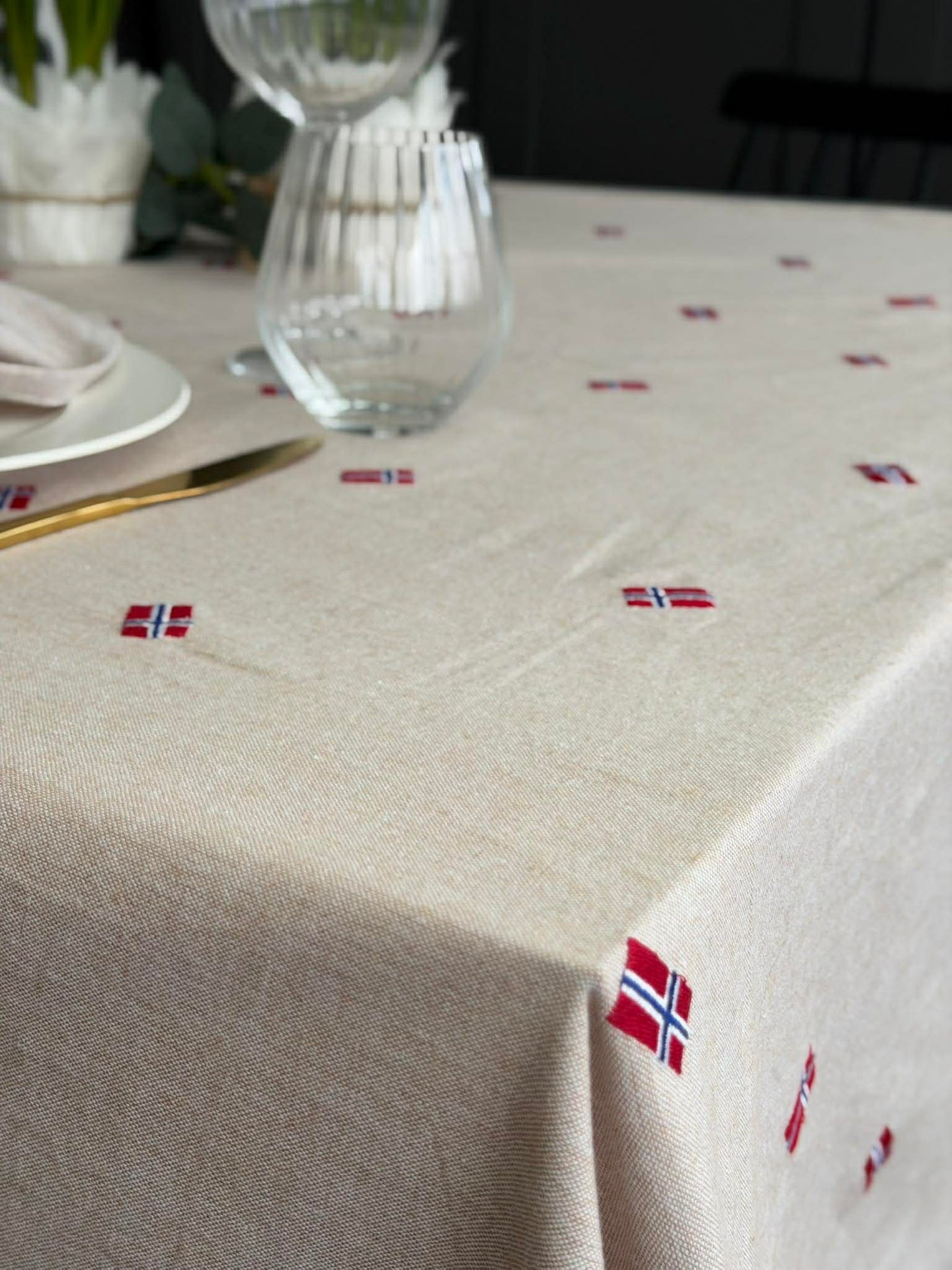 Duk med brodert norsk flagg - Flere størrelser