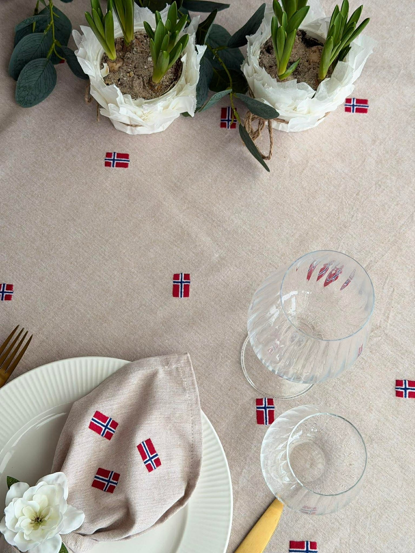 Duk med brodert norsk flagg - Flere størrelser
