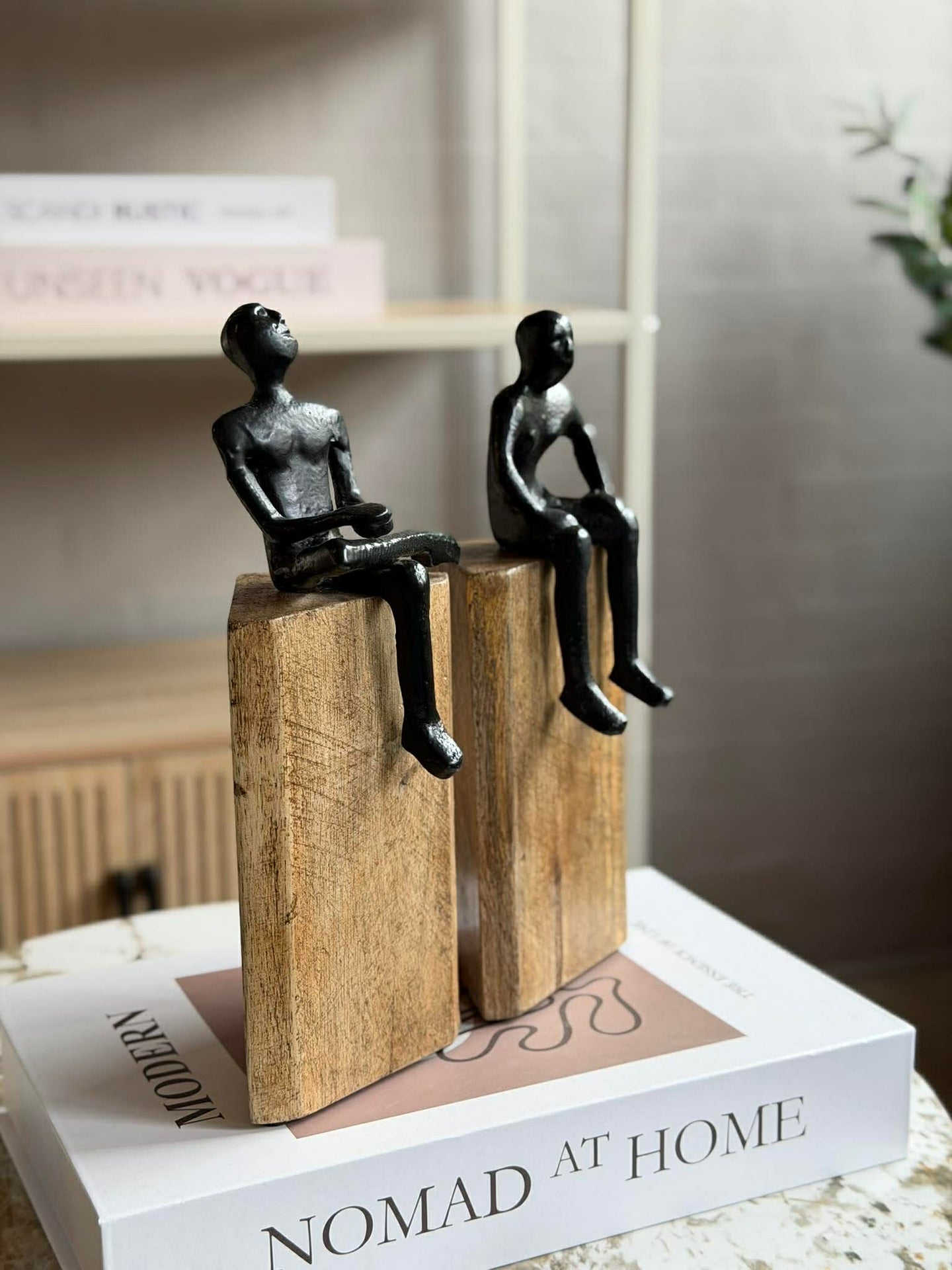 Sittende figur på treblokk - MIX
