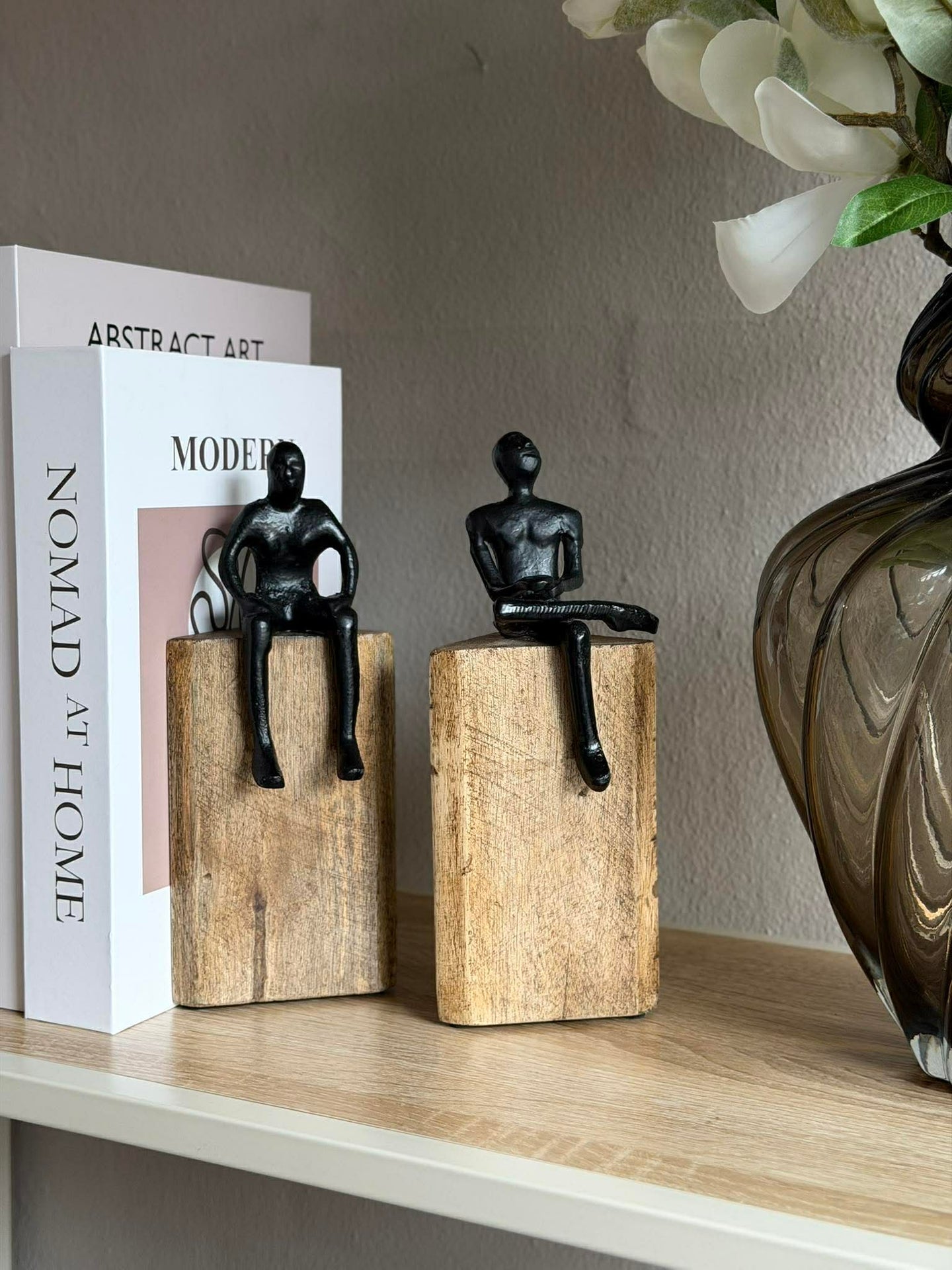 Sittende figur på treblokk - MIX