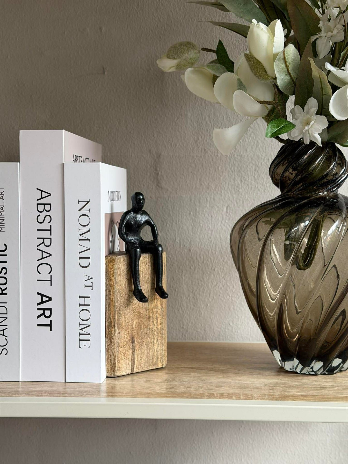 Sittende figur på treblokk - MIX